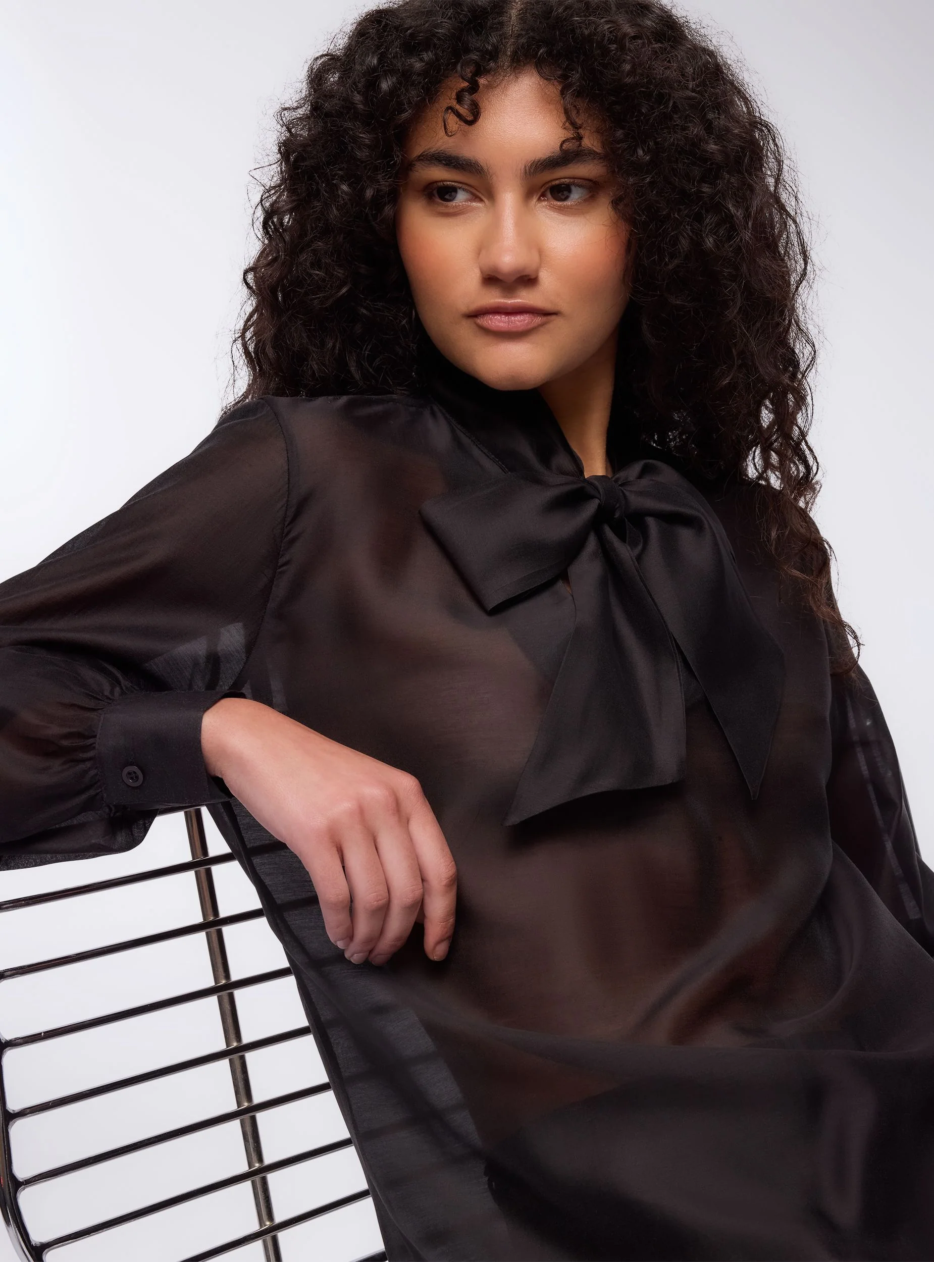 Blusa con nodo decorativo - Image 3