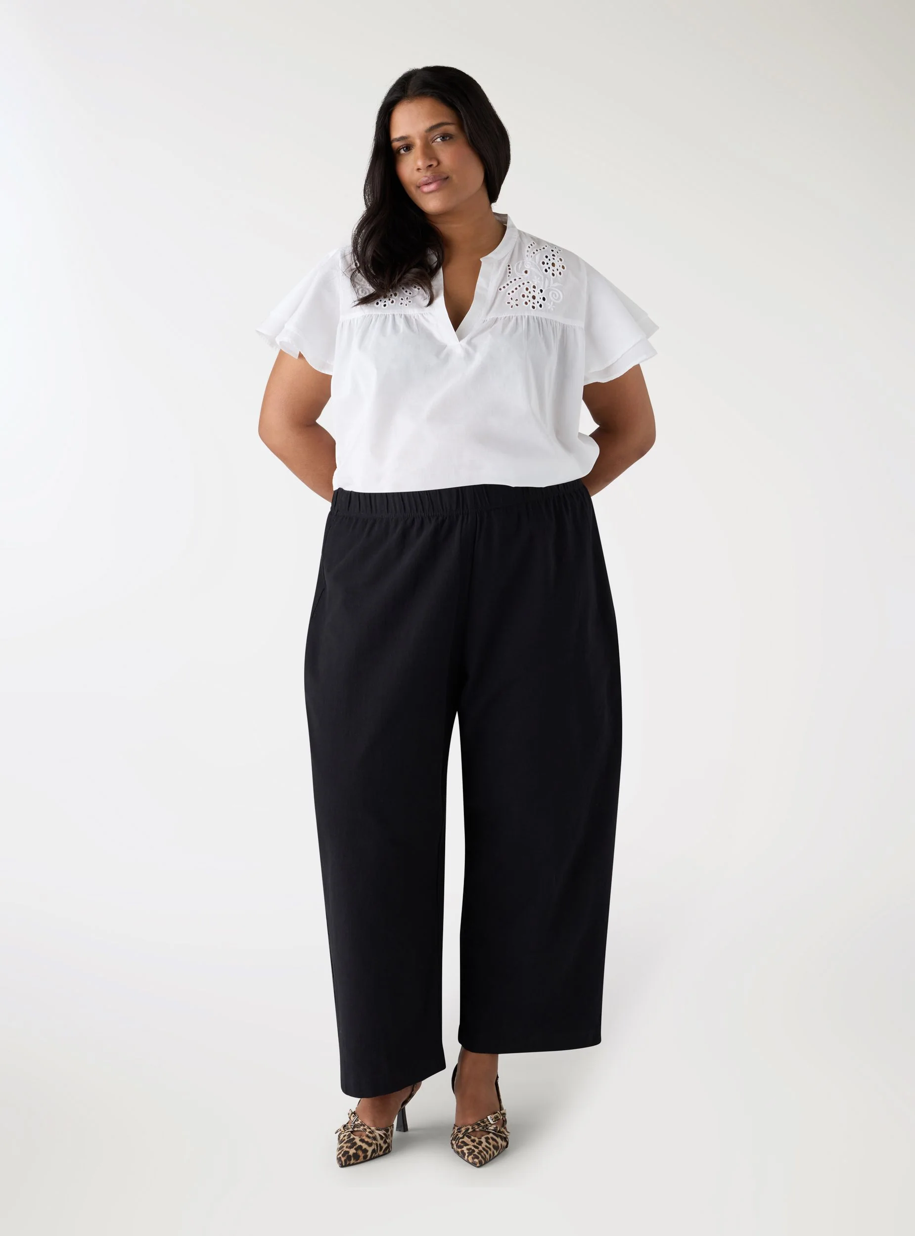Blusa con ricami floreali e scollo a V - Image 4
