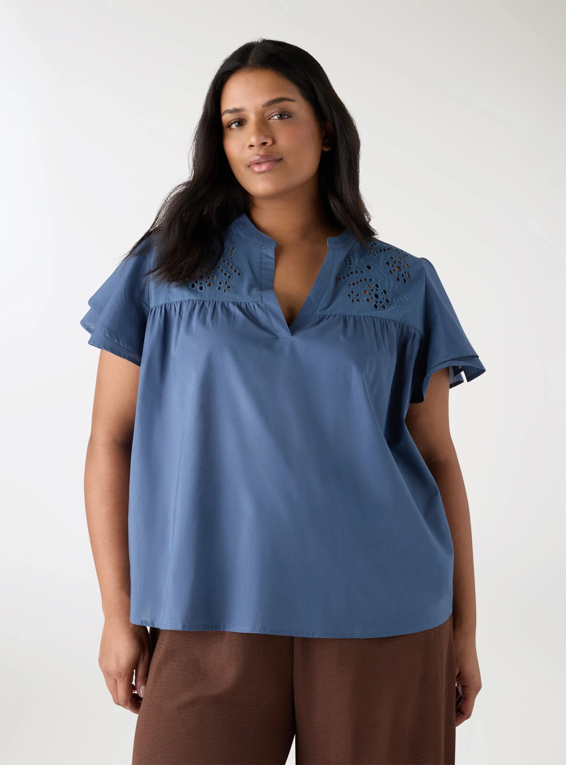 Blusa con ricami floreali e scollo a V - Image 2