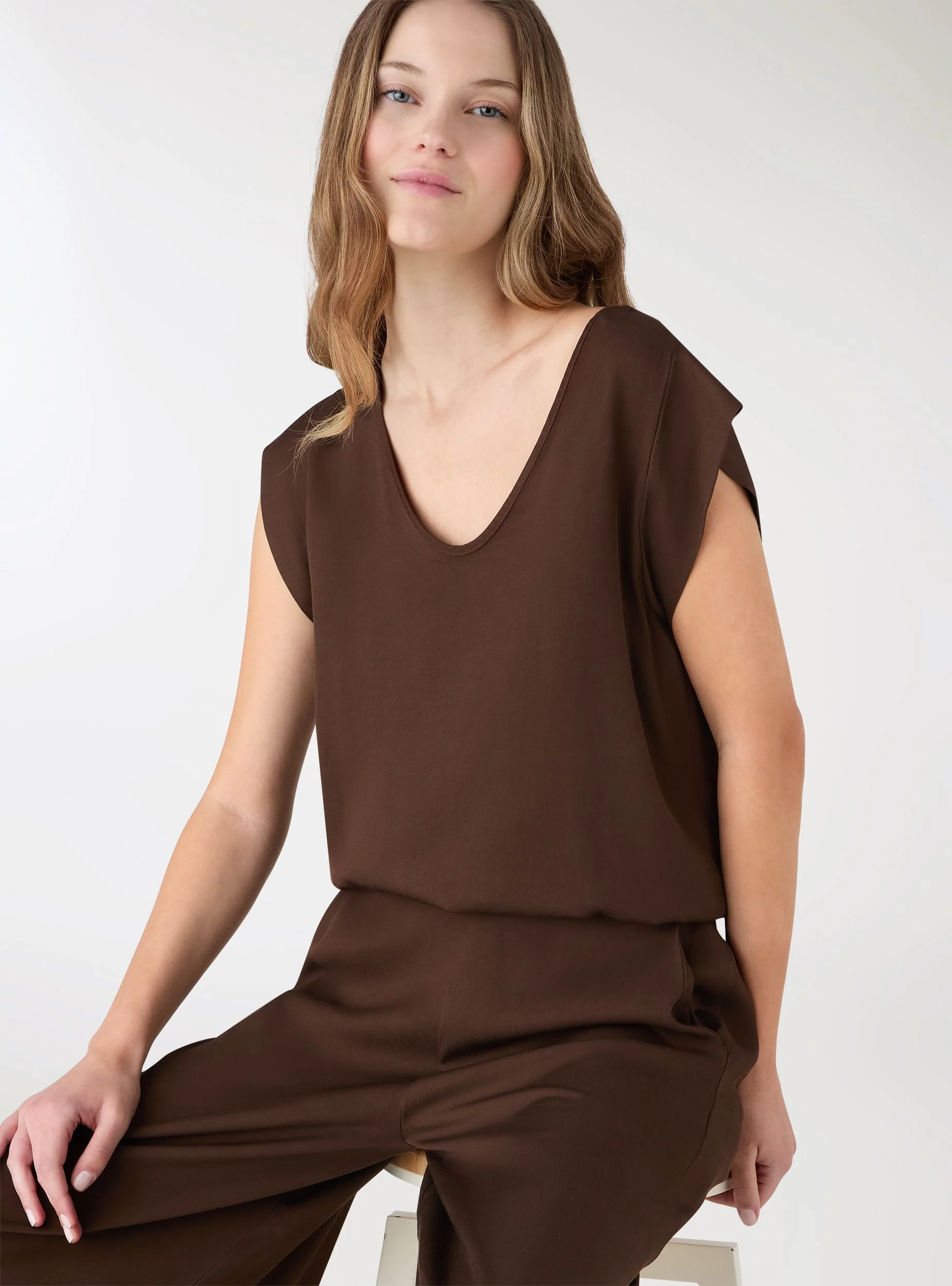 Blusa con scollo a V e maniche ad aletta - Image 4