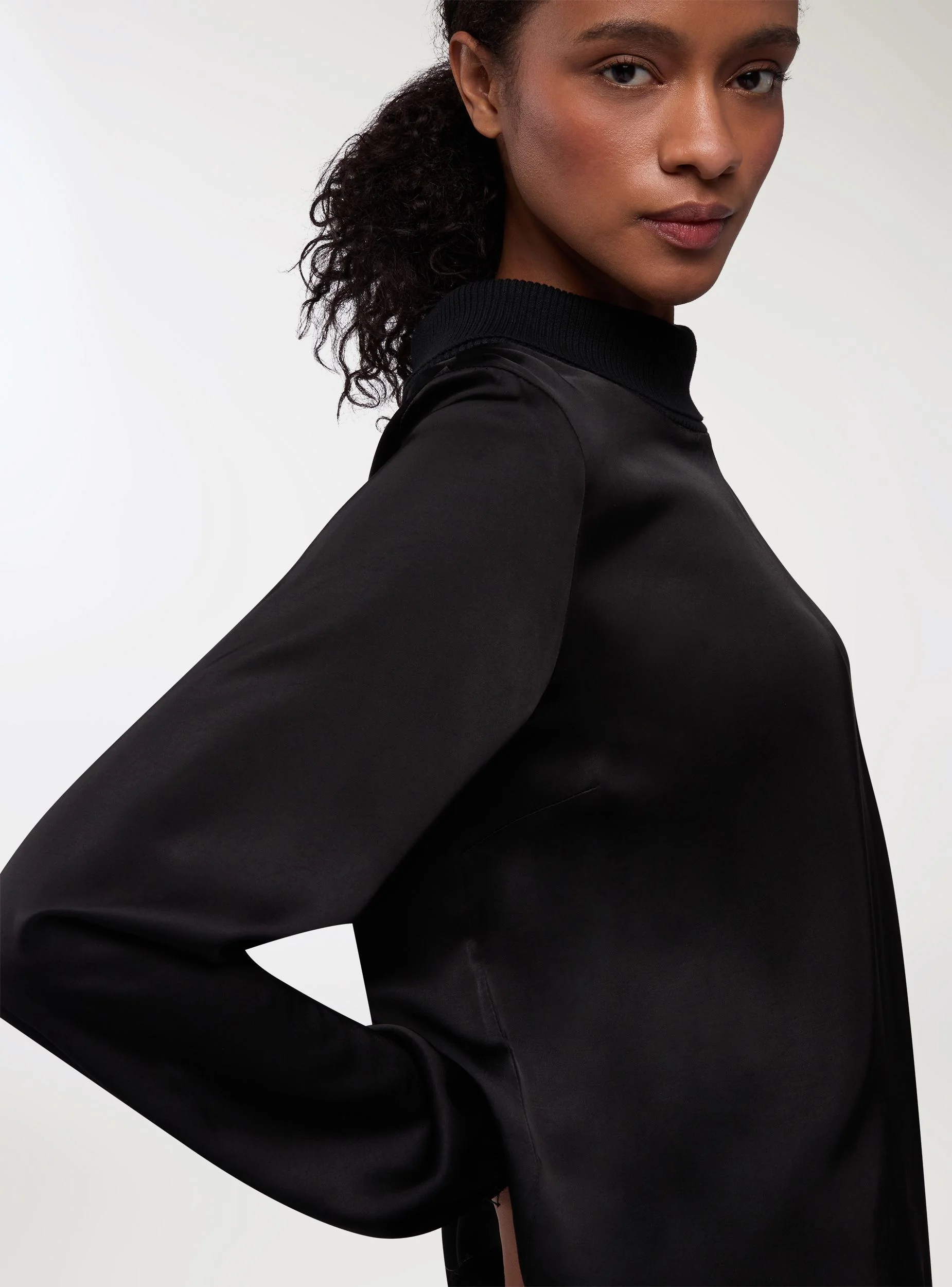 Blusa effetto raso con collo in maglia - Image 2