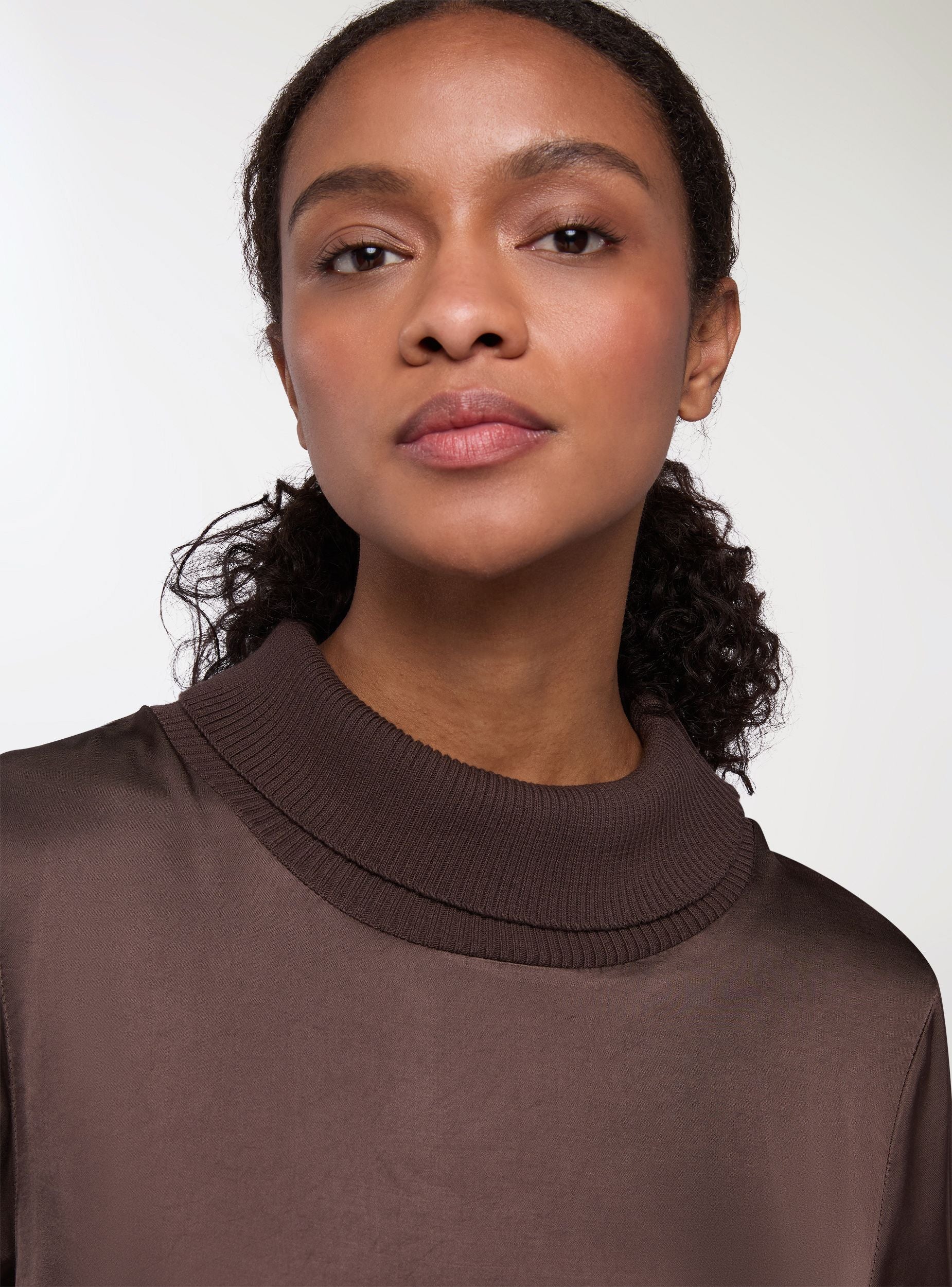 Blusa effetto raso con collo in maglia