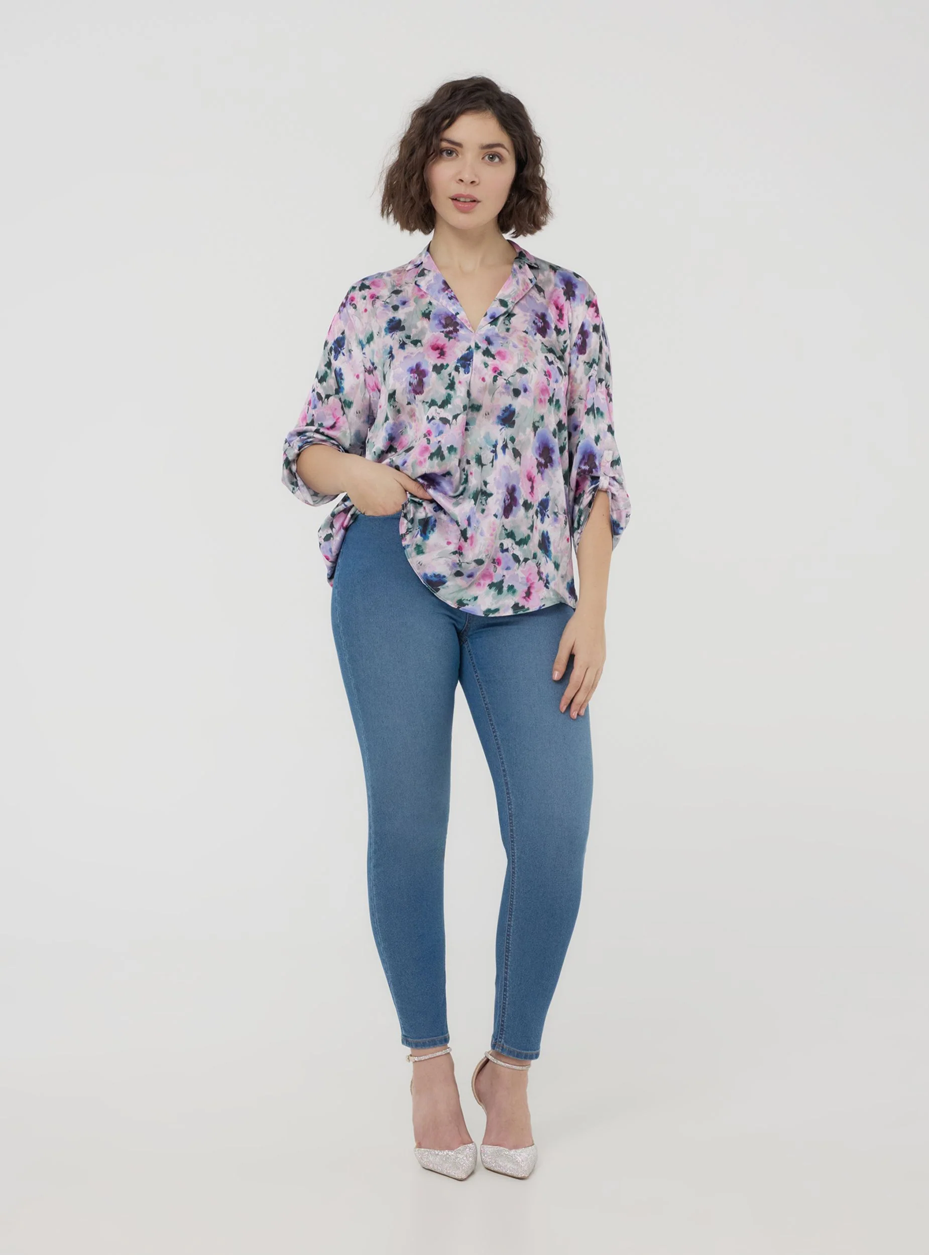 Blusa floreale con scollo a v e revers - Image 3