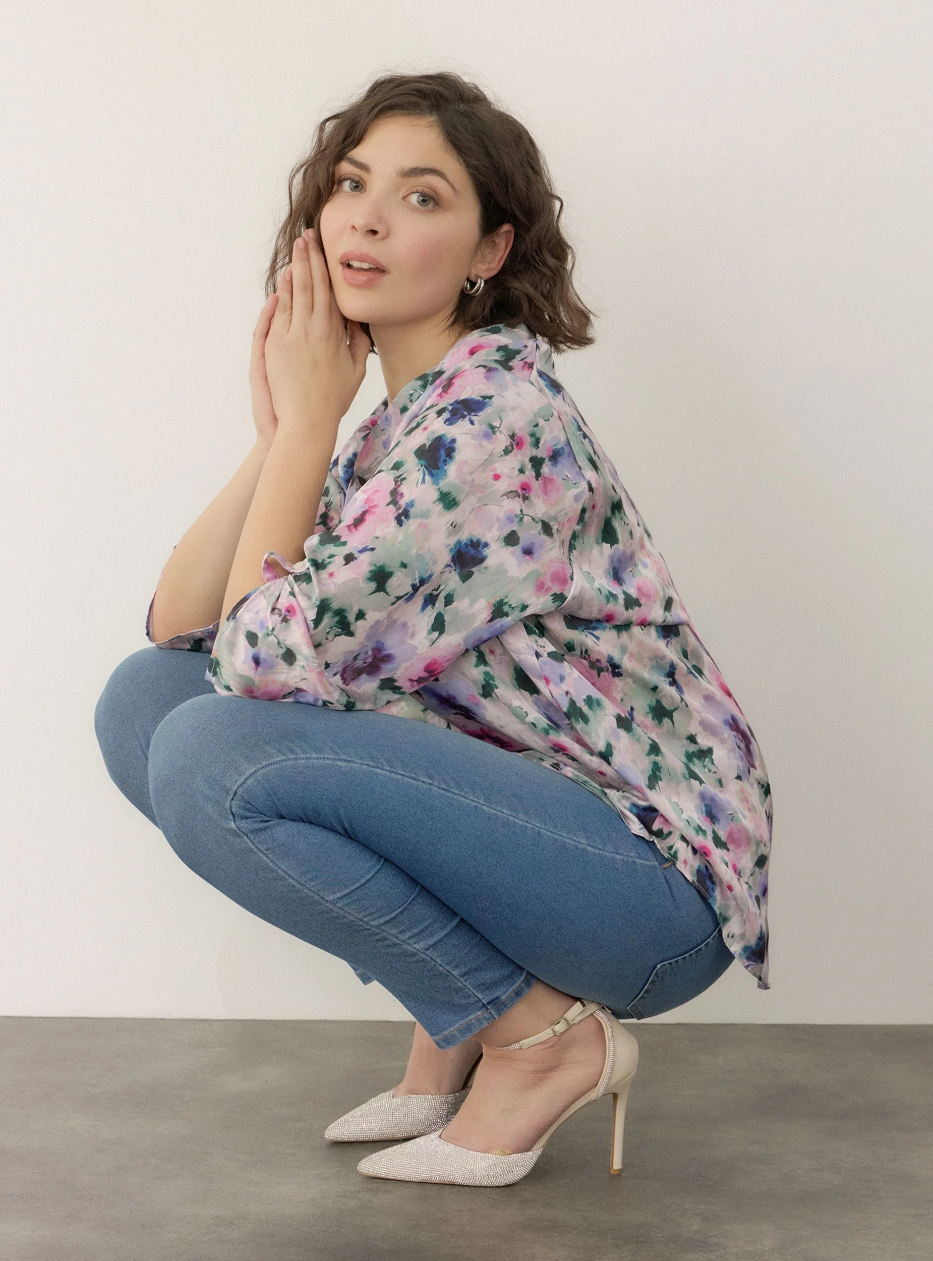 Blusa floreale con scollo a v e revers - Image 4