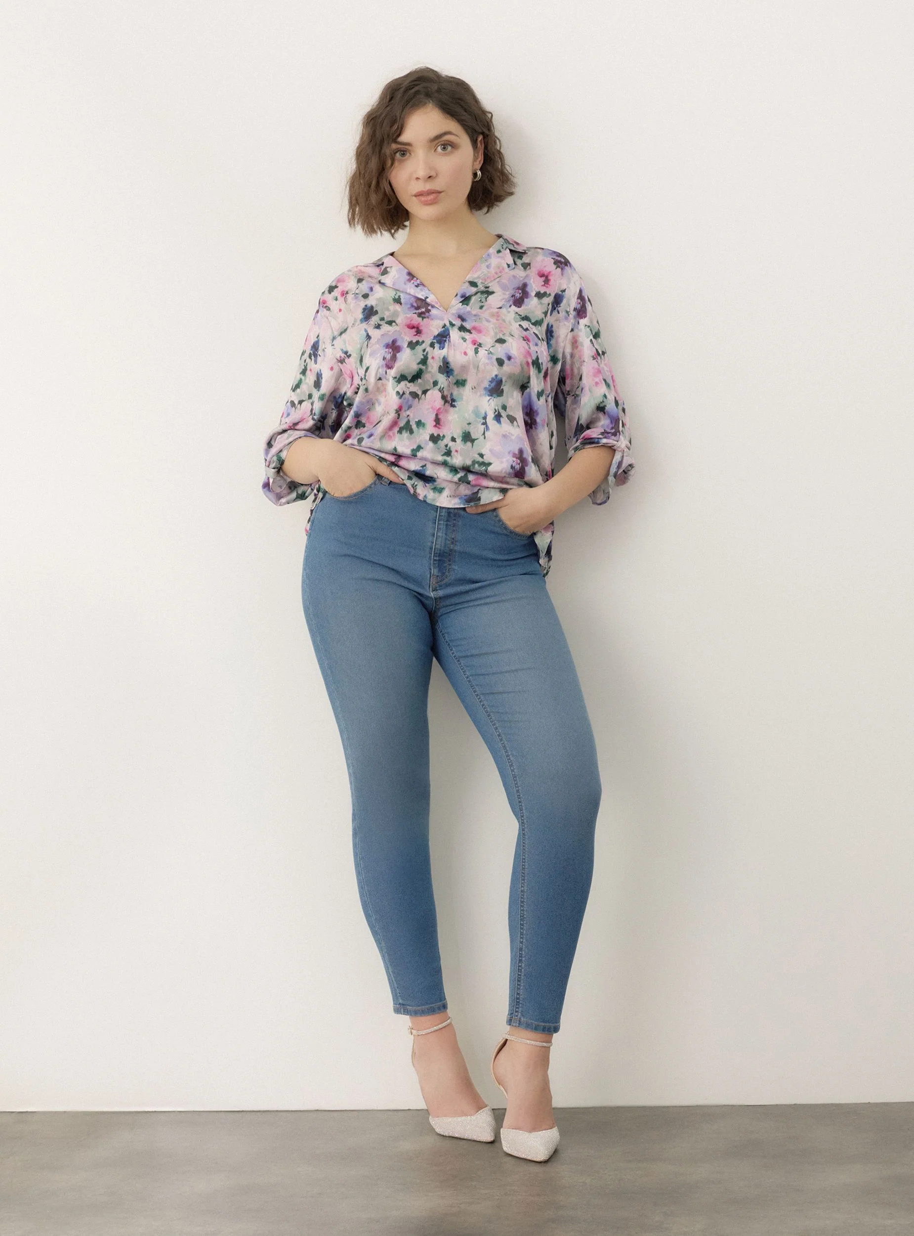 Blusa floreale con scollo a v e revers - Image 9