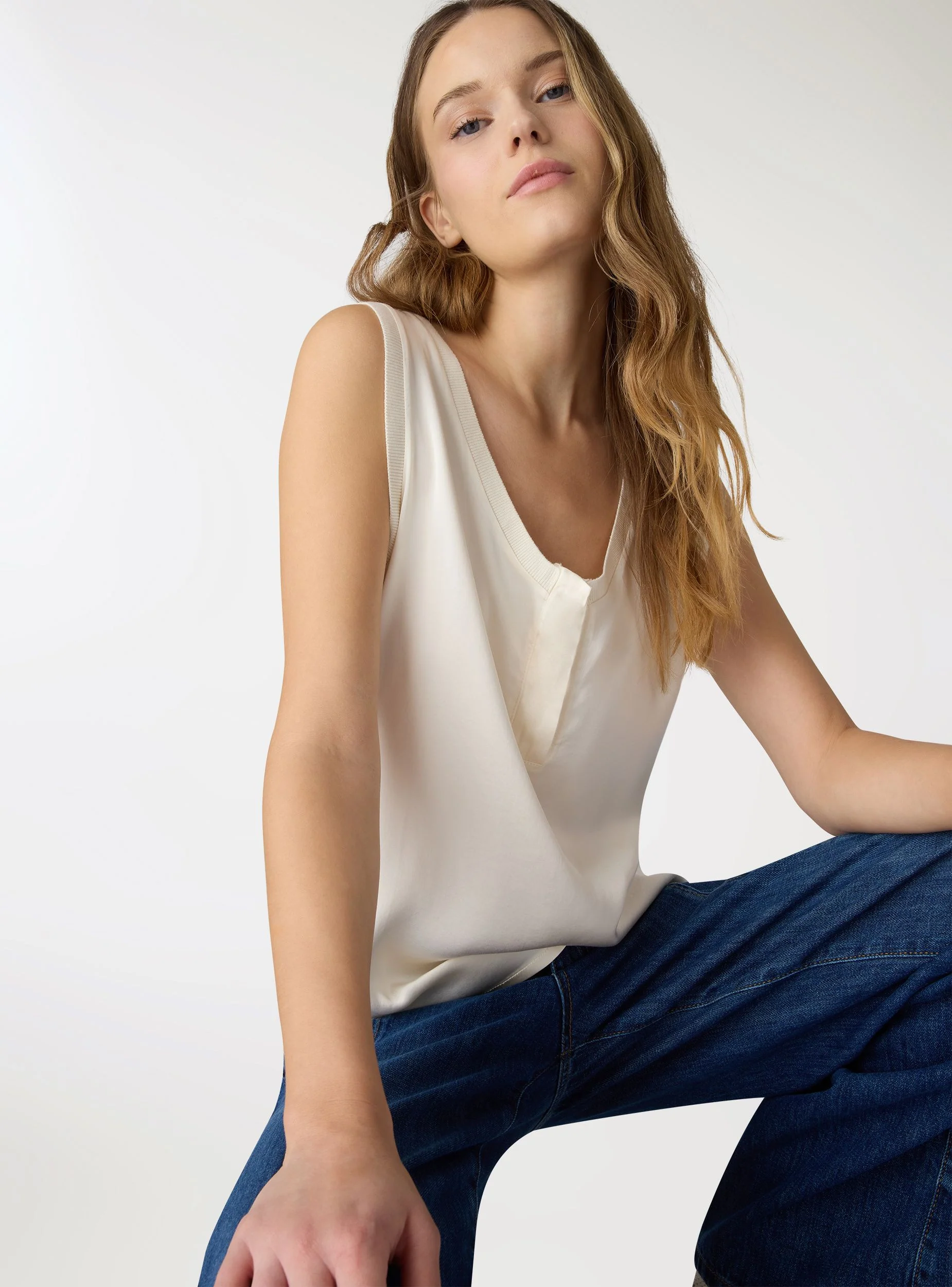 Blusa serafino smanicata a tinta unita - Image 4