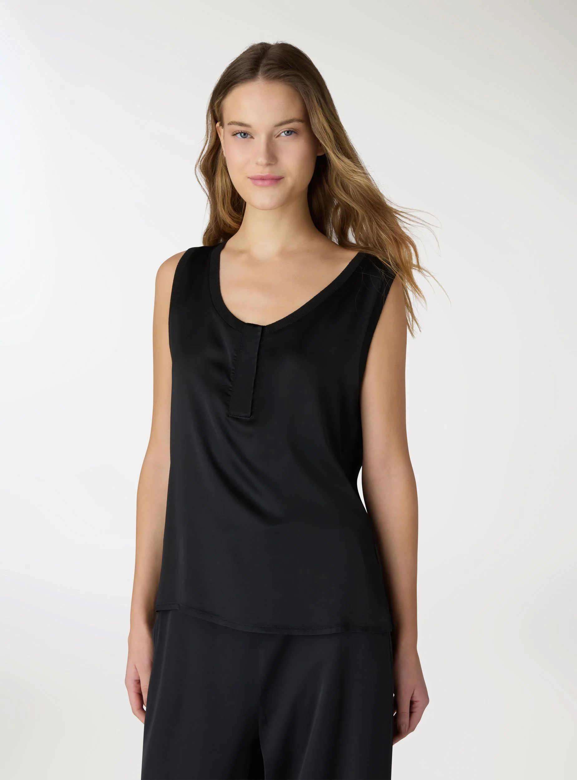 Blusa serafino smanicata a tinta unita - Image 2