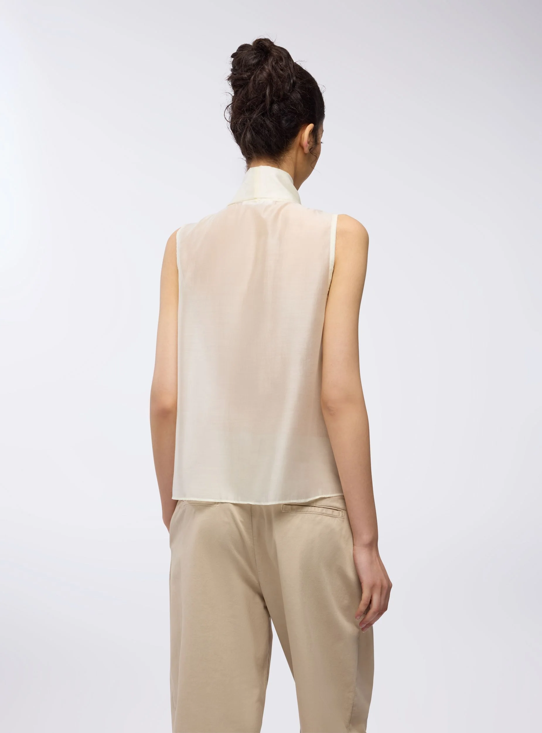 Blusa smanicata con nodo - Image 2