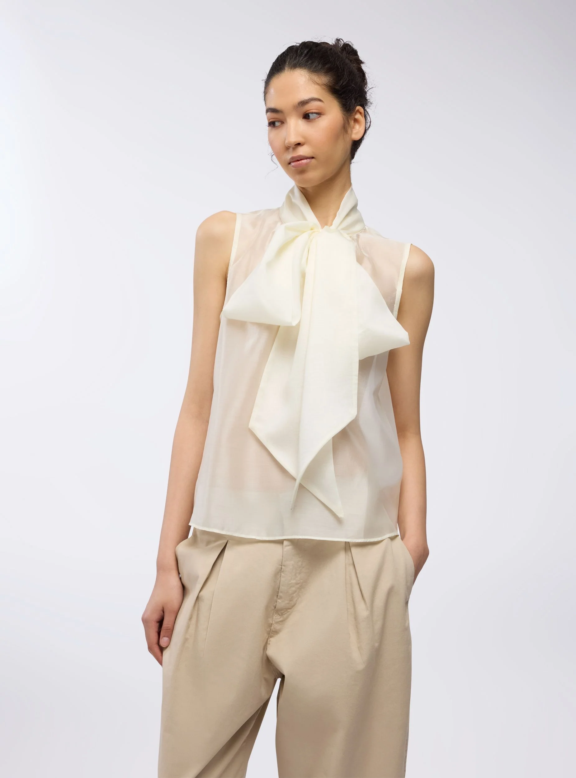 Blusa smanicata con nodo - Image 4
