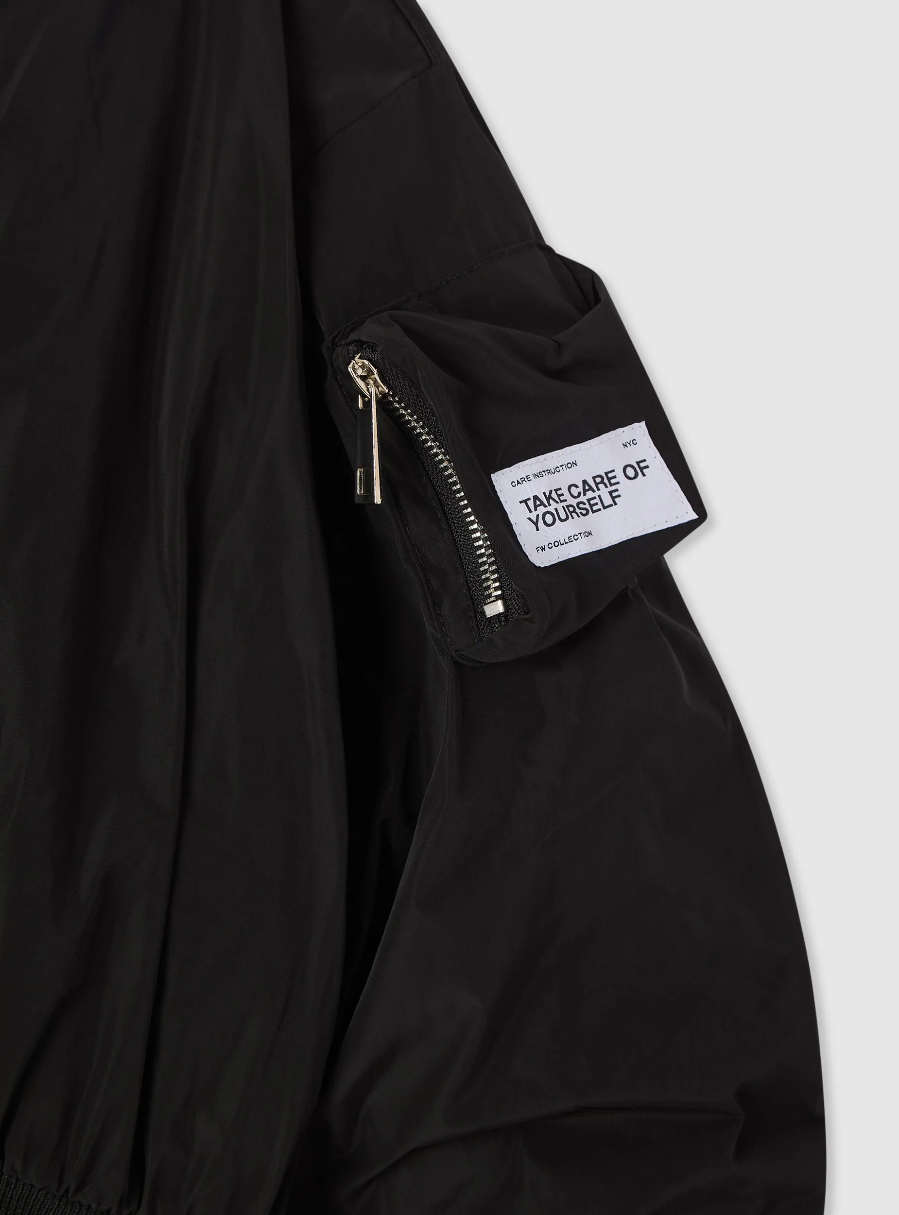 Bomber crop con zip e tasche