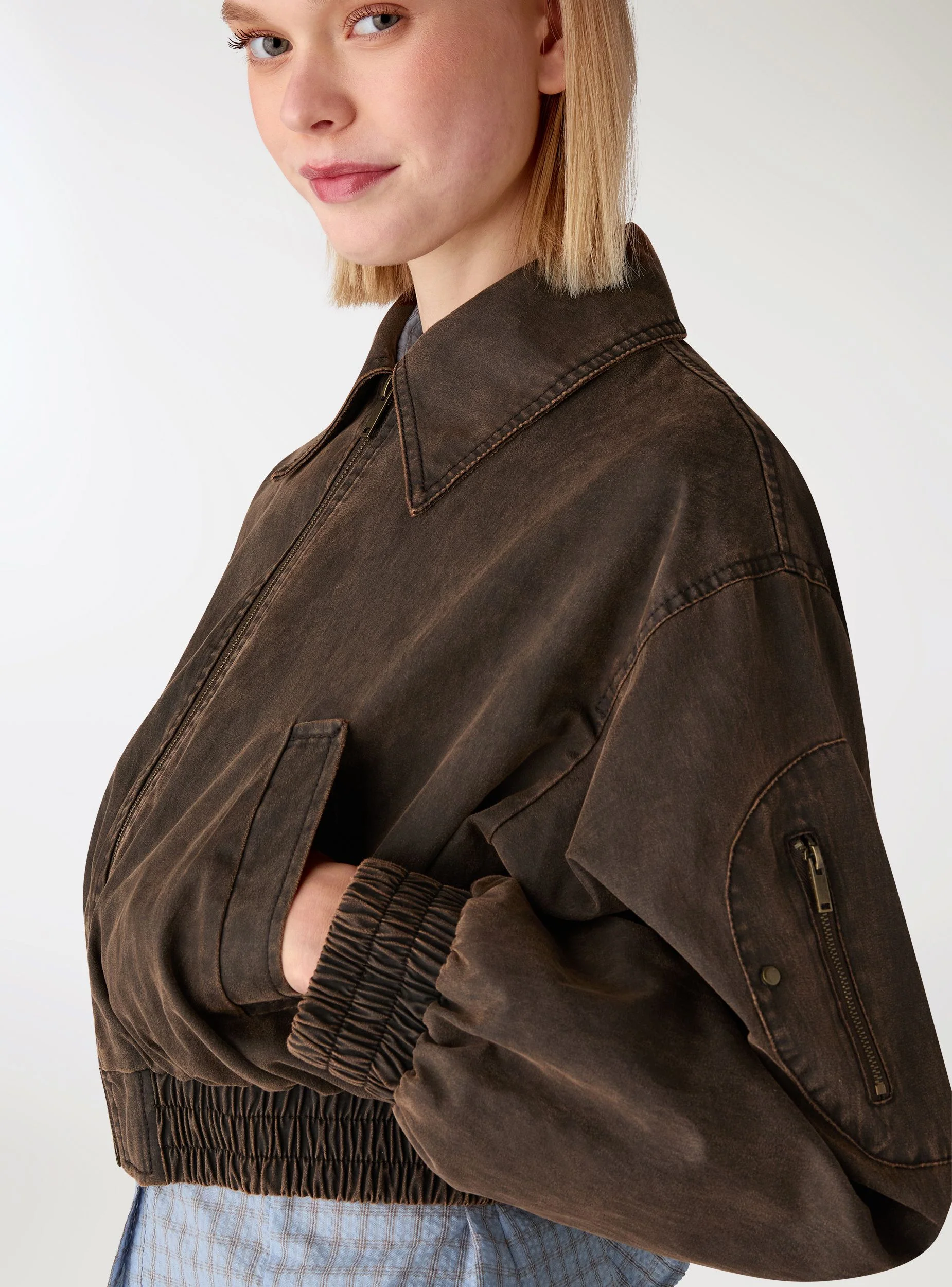 Bomber crop in denim lavato a tinta unita - Image 4
