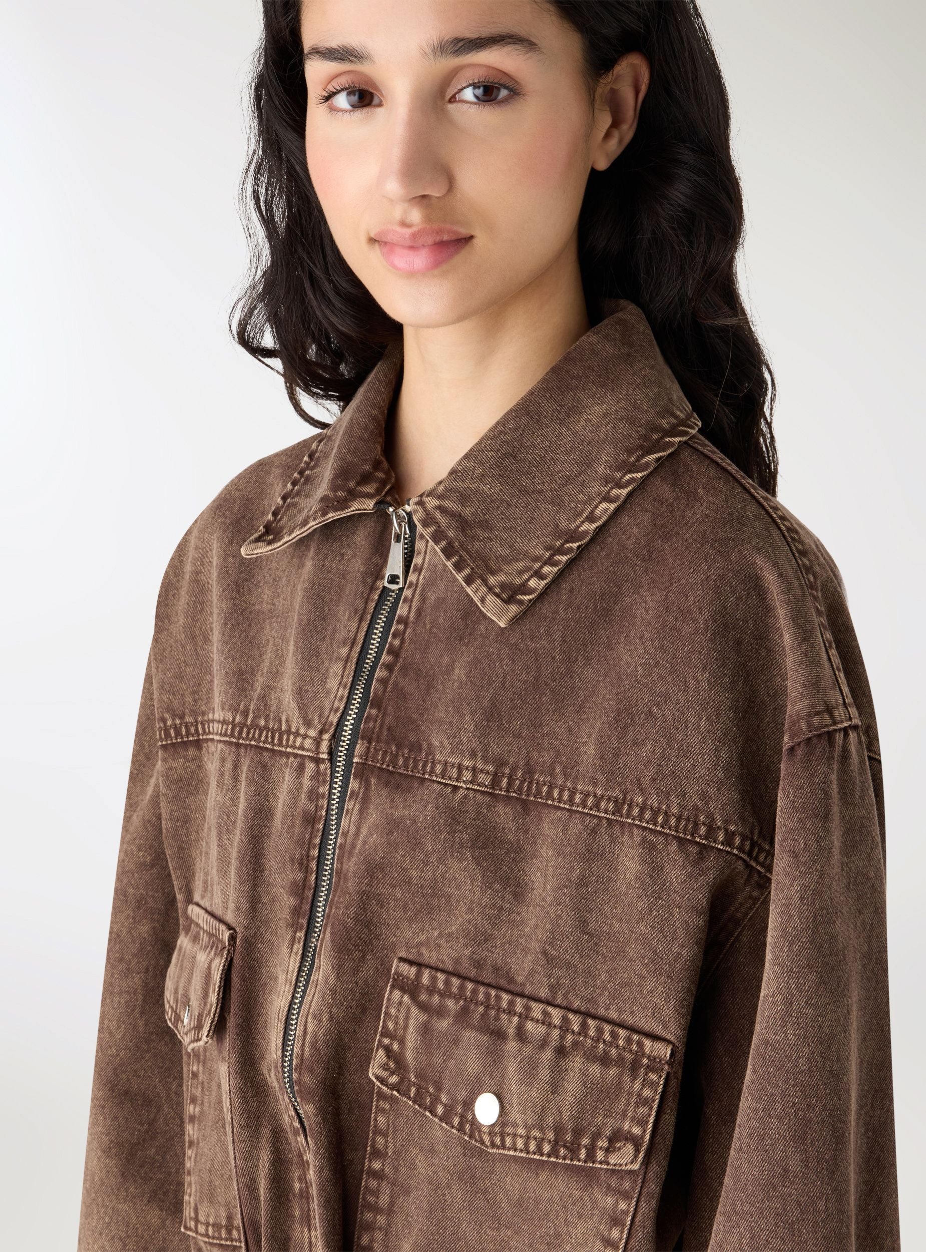 Bomber in denim con zip e tasche - Image 4