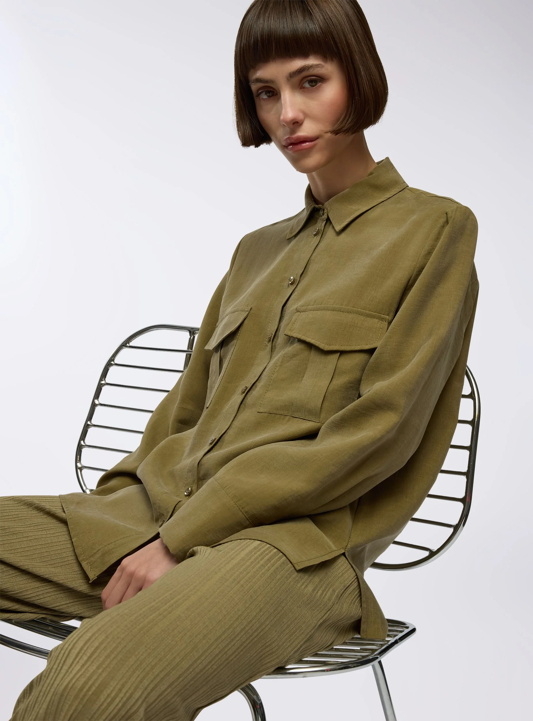 Camicia ampia con tasche applicate - Image 2