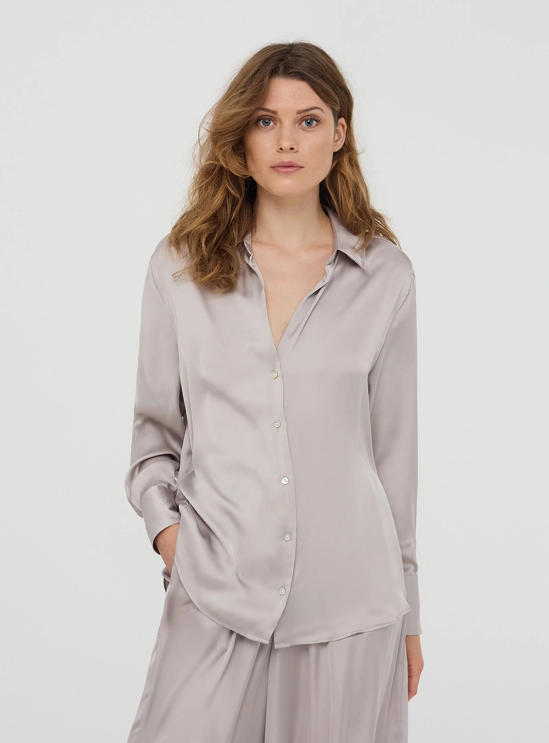 Camicia ampia effetto raso tinta unita - Image 4