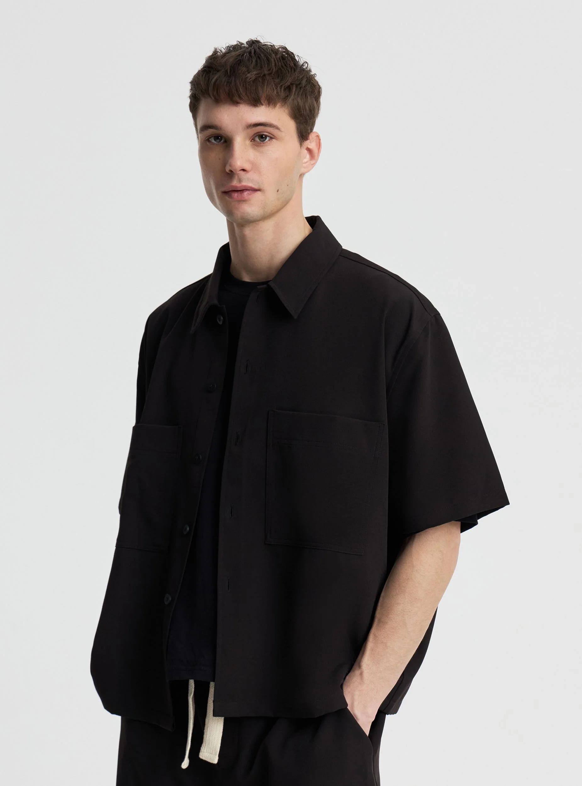 Camicia boxy a tinta unita con tasche