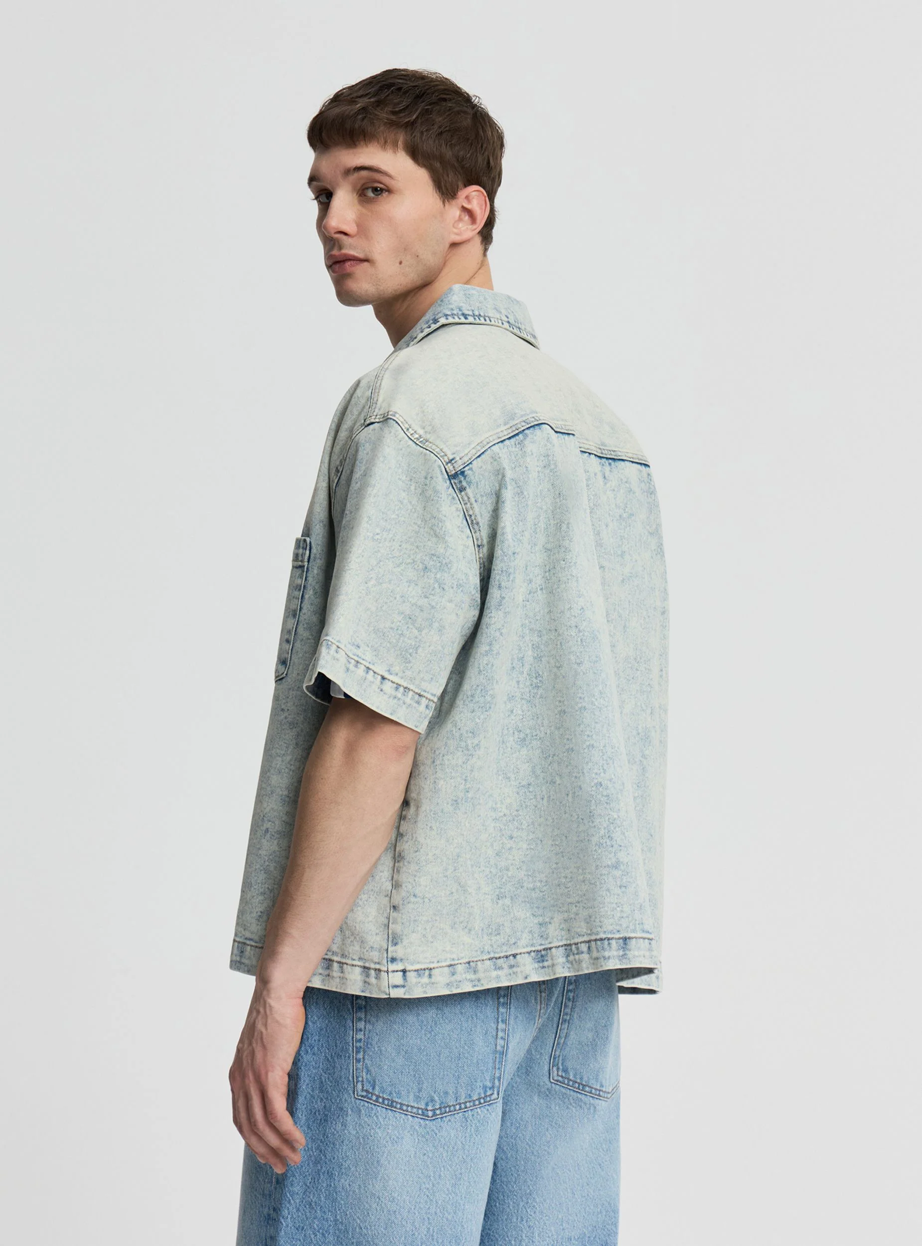 Camicia boxy fit in denim con tasche - Image 3