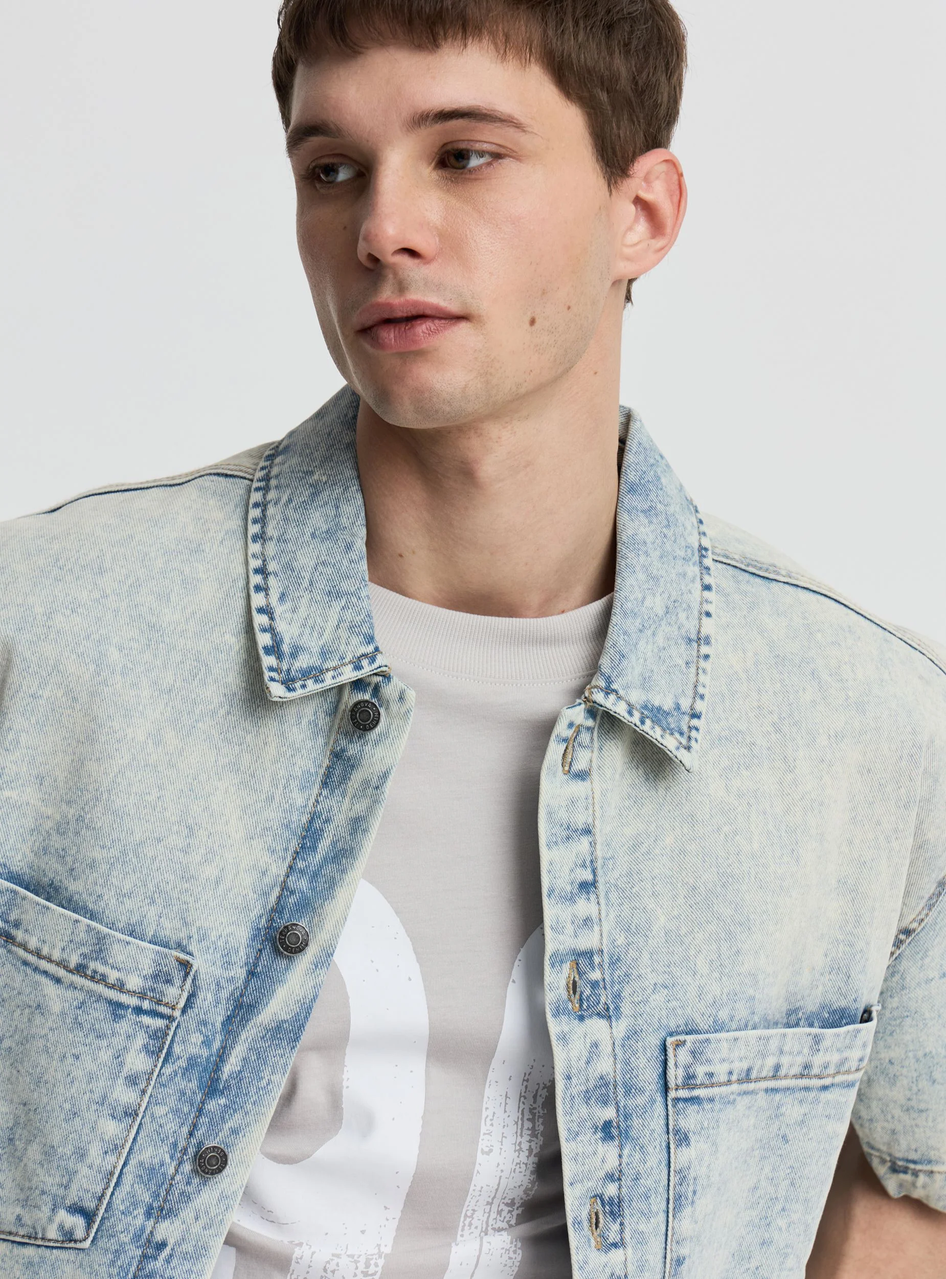 Camicia boxy fit in denim con tasche - Image 4