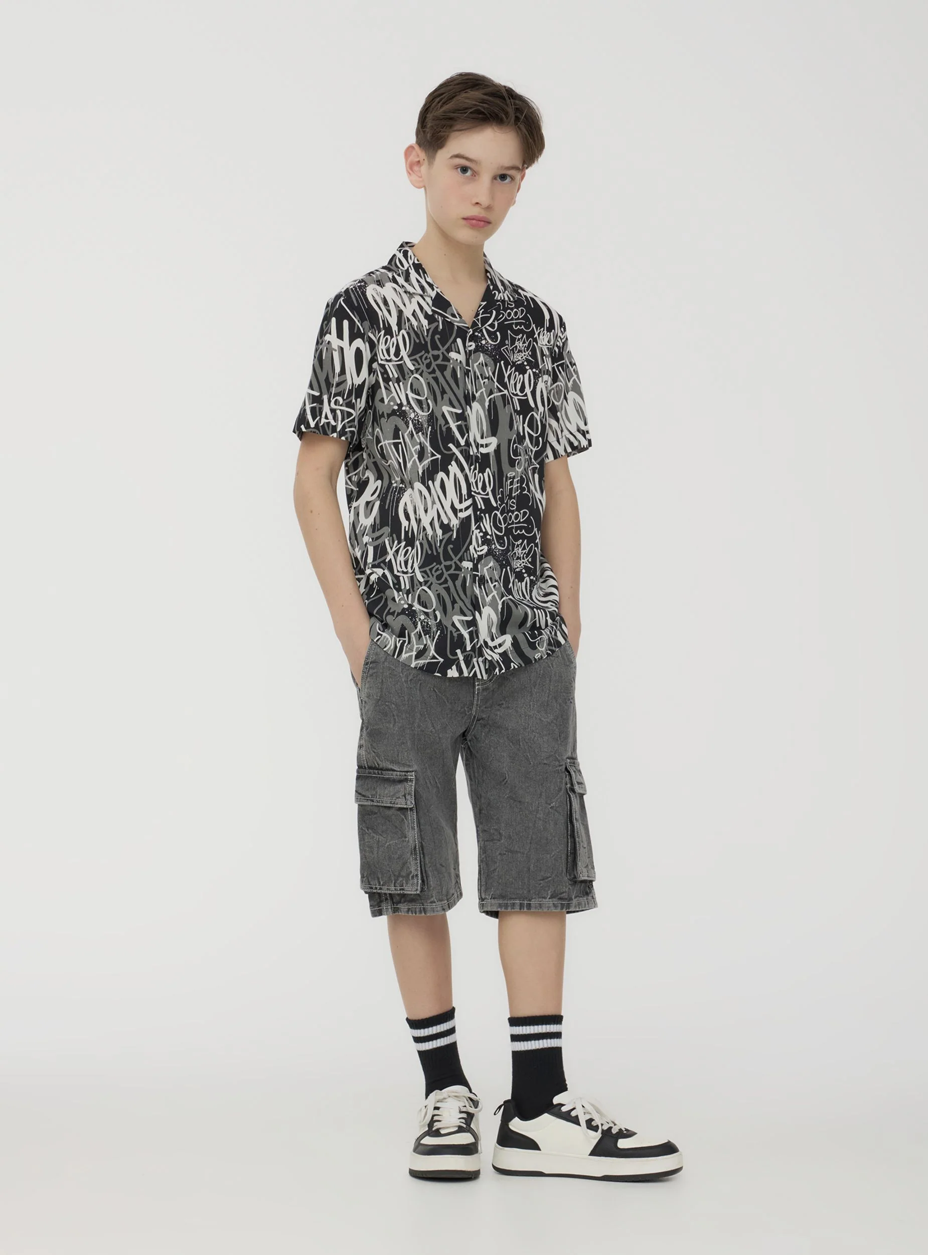 Camicia con fantasia scritte graffiti