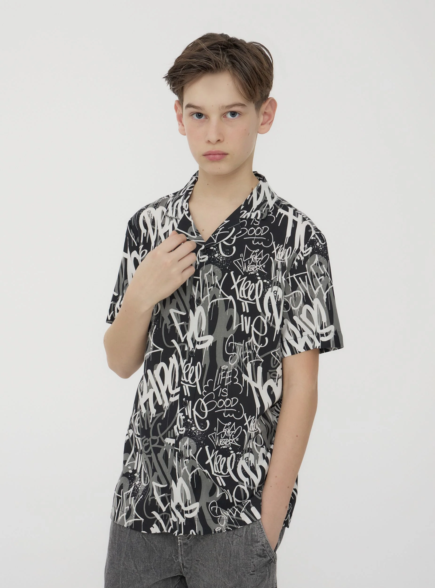 Camicia con fantasia scritte graffiti - Image 7