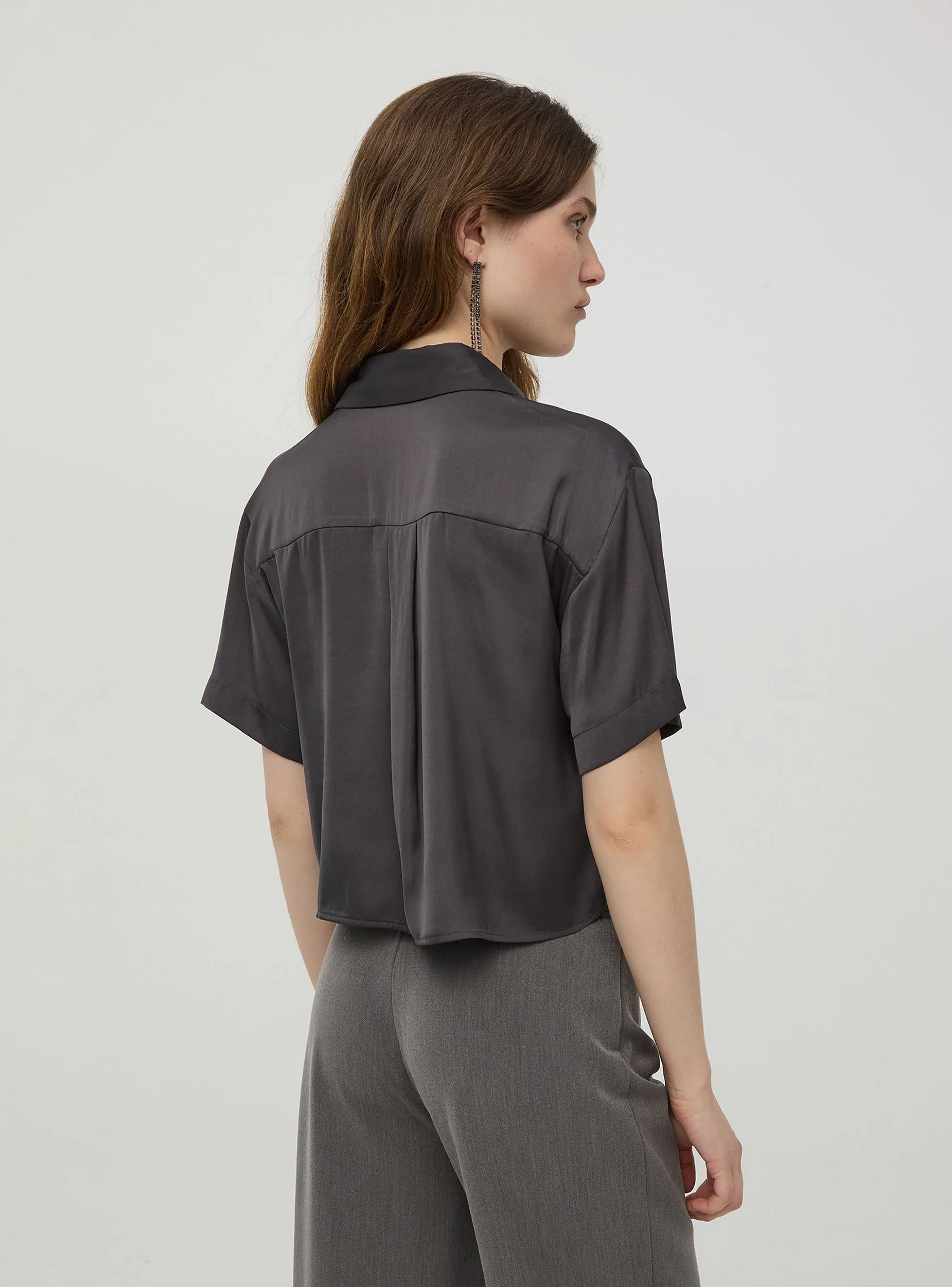 Camicia crop a maniche corte con taschino in effetto raso