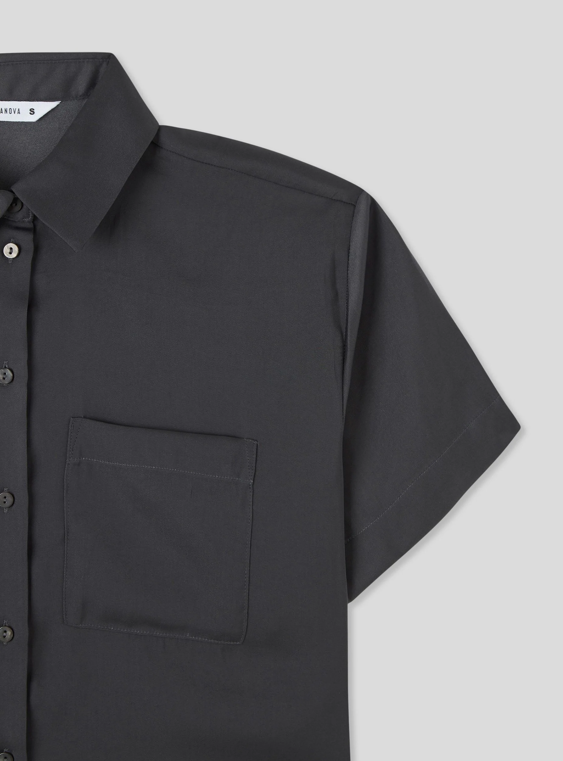 Camicia crop a maniche corte con taschino in effetto raso - Image 5