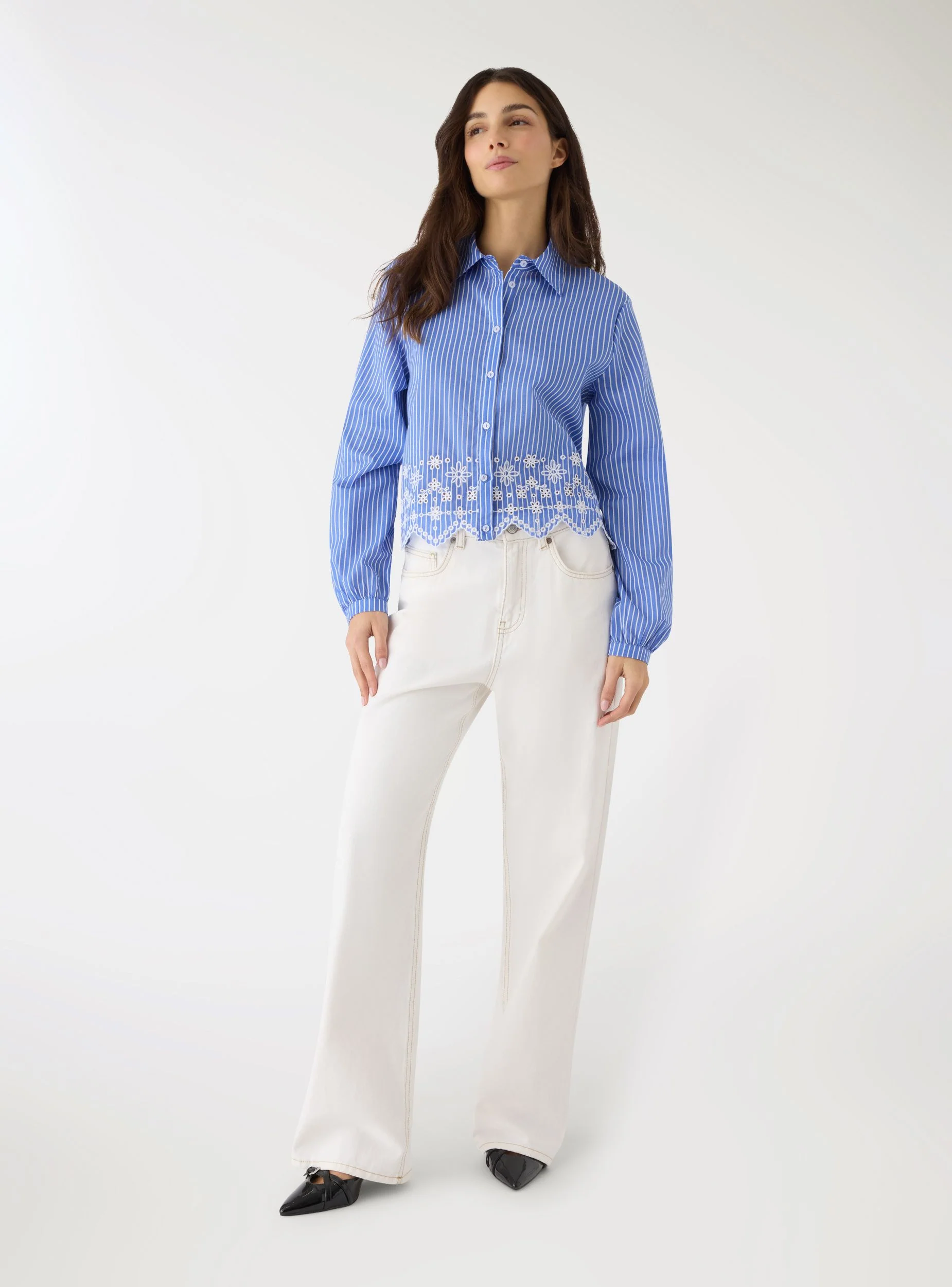 Camicia crop a righe con ricamo traforato