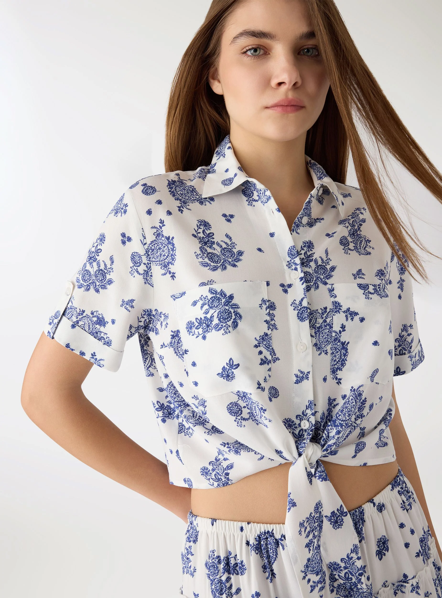 Camicia crop con nodo e stampa - Image 4