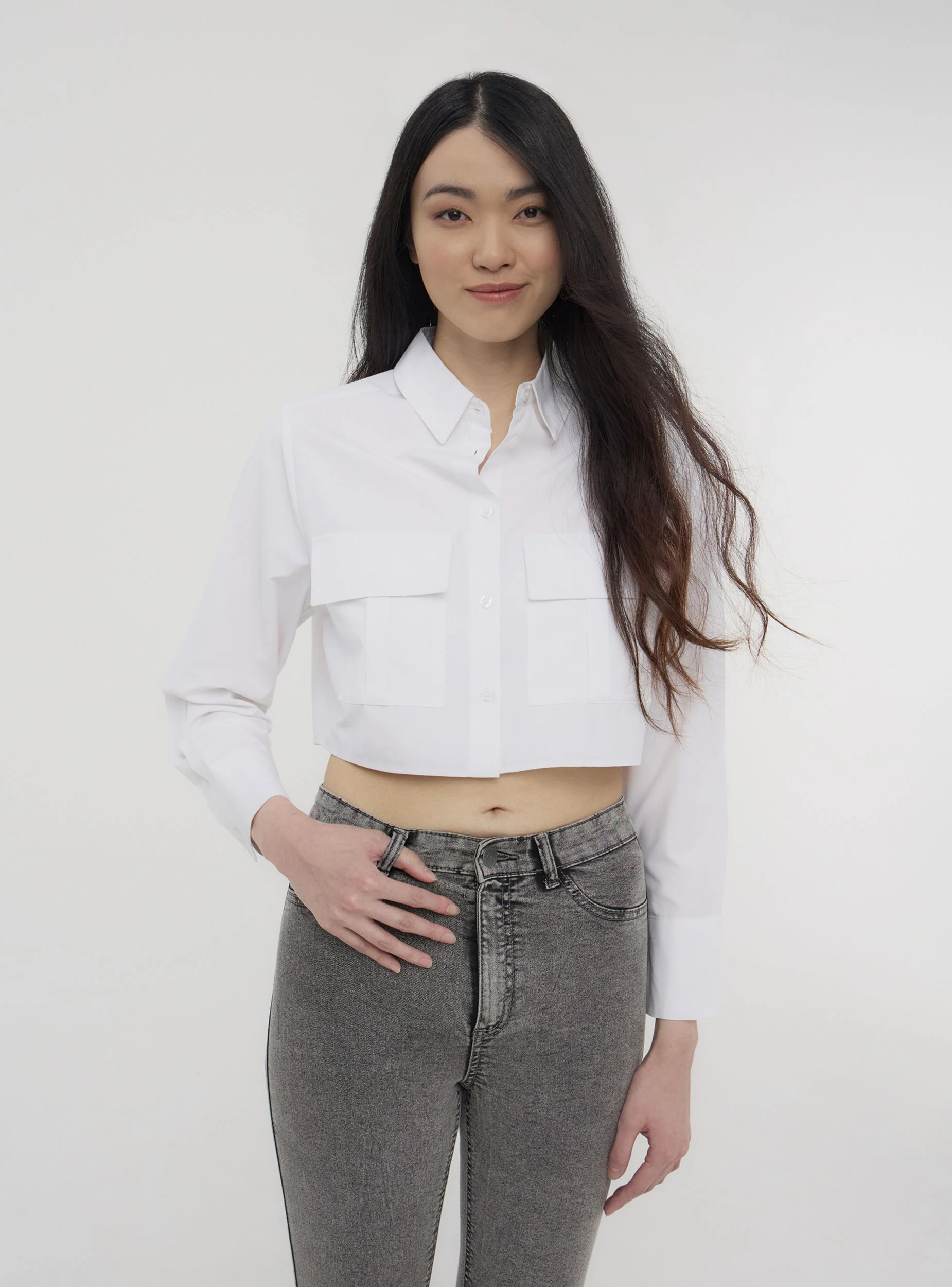 Camicia crop con tasche applicate
