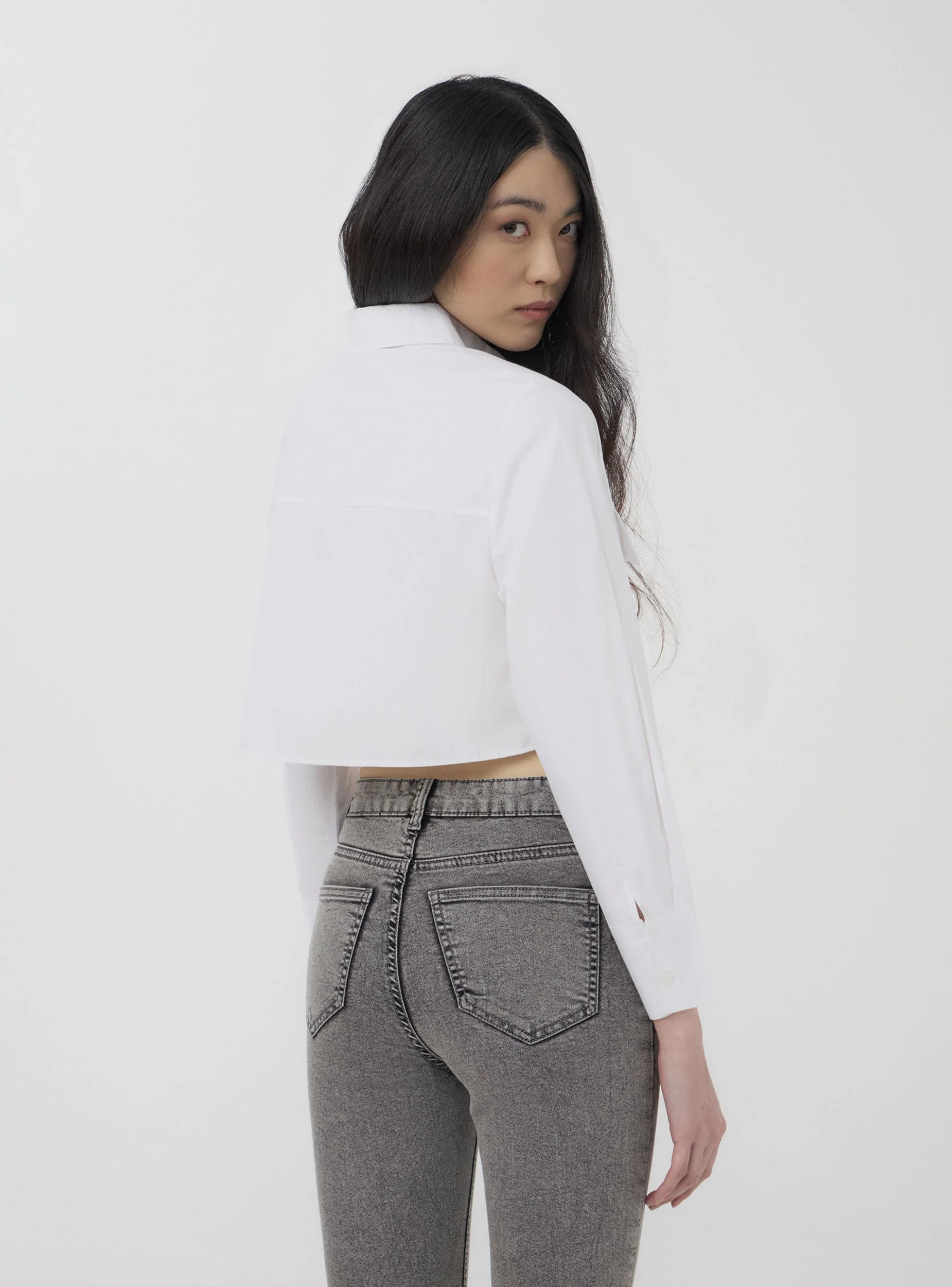 Camicia crop con tasche applicate - Image 3