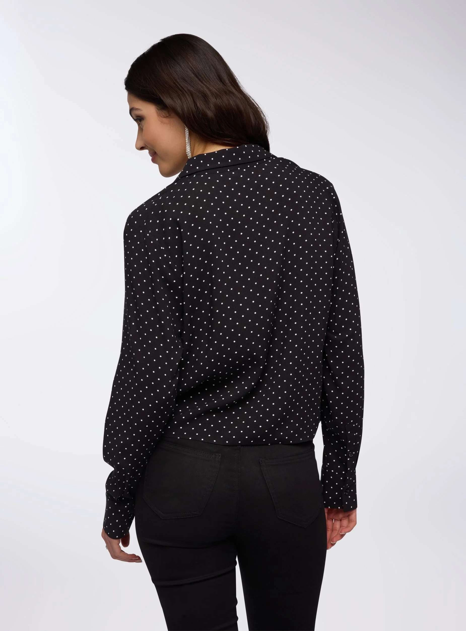 Camicia crop in viscosa a pois con revers - Image 3
