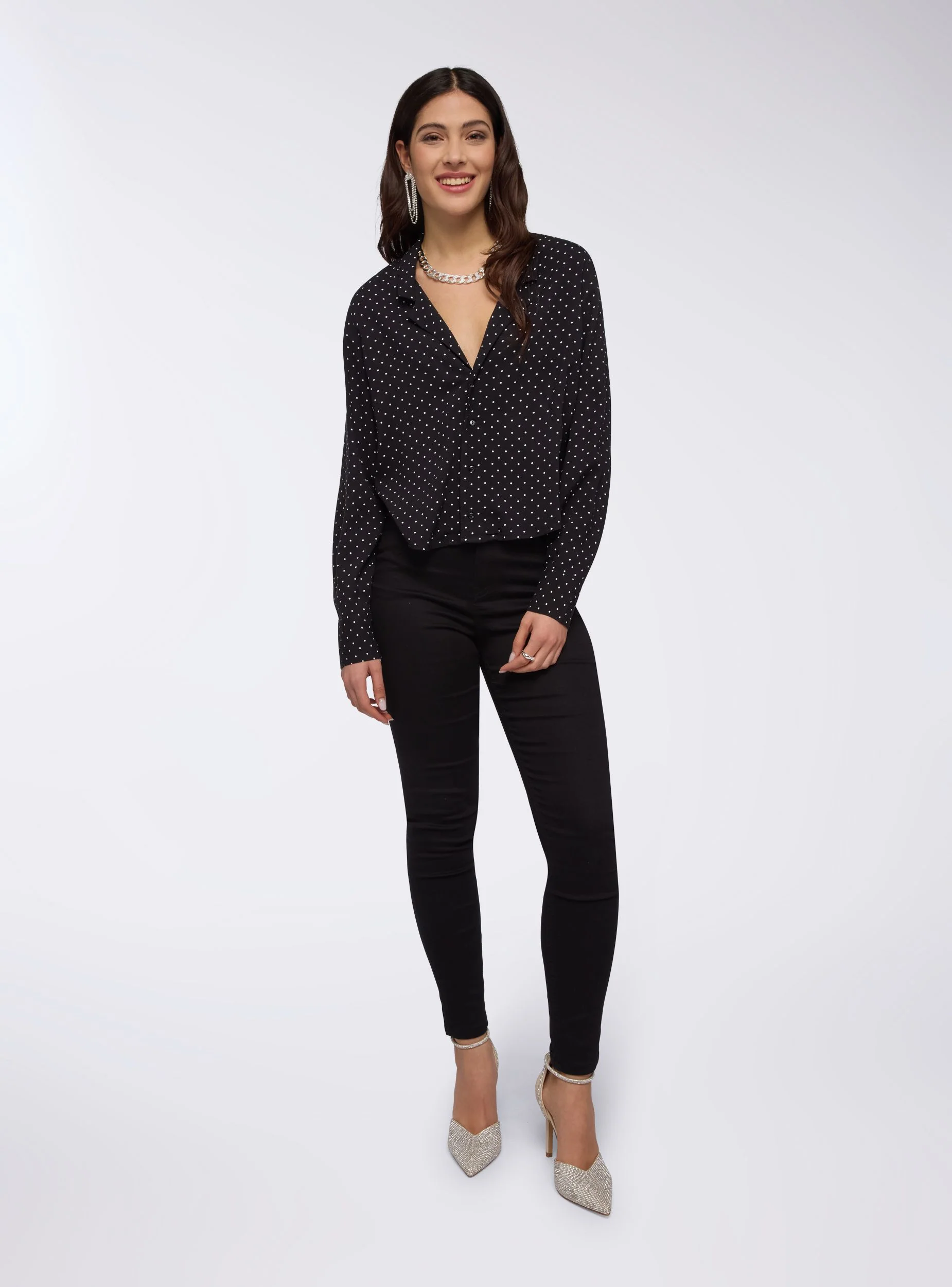 Camicia crop in viscosa a pois con revers - Image 4