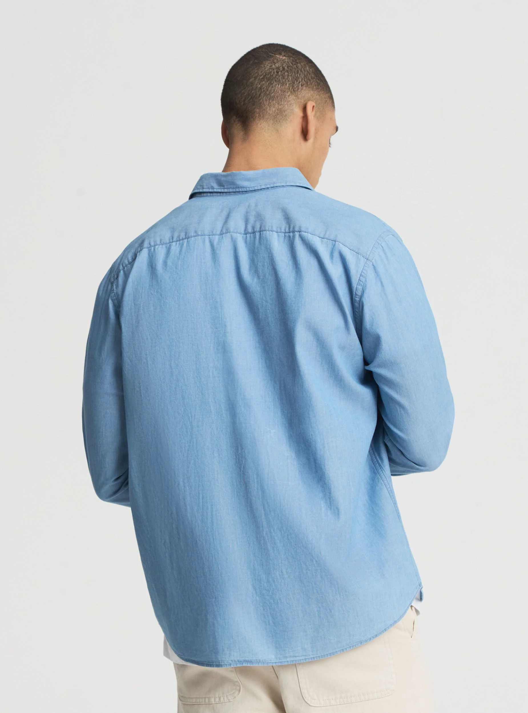 Camicia regular a tinta unita con taschino - Image 3