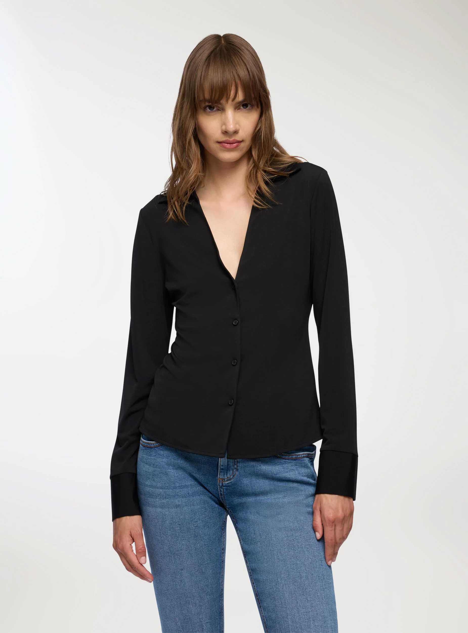 Camicia slim fit scollo a v