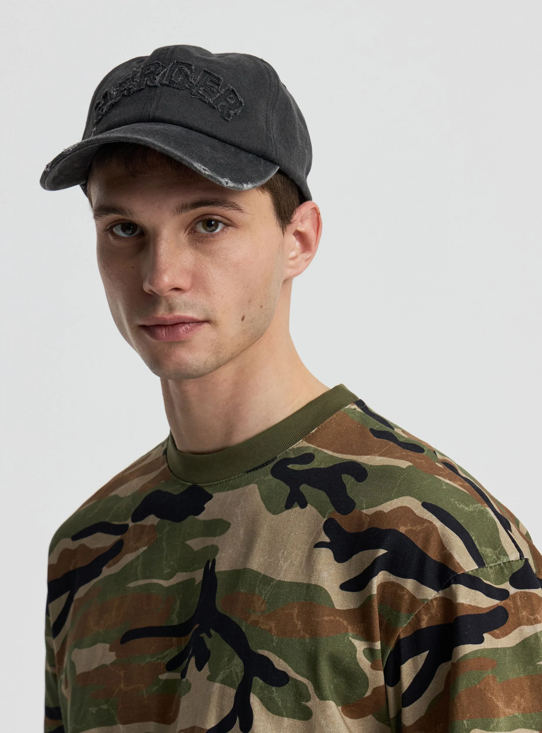 Cappellino baseball delavato con patch e strappi
