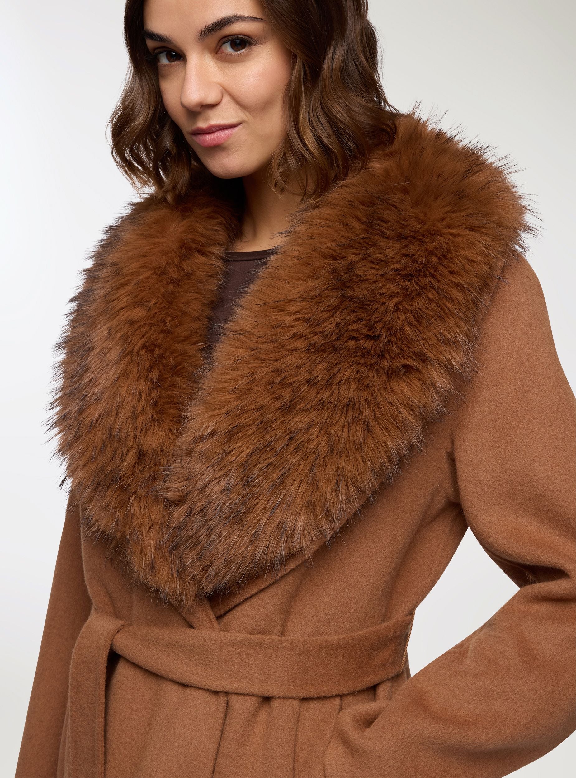 Cappotto con collo in pelliccia sintetica e cintura - Image 2