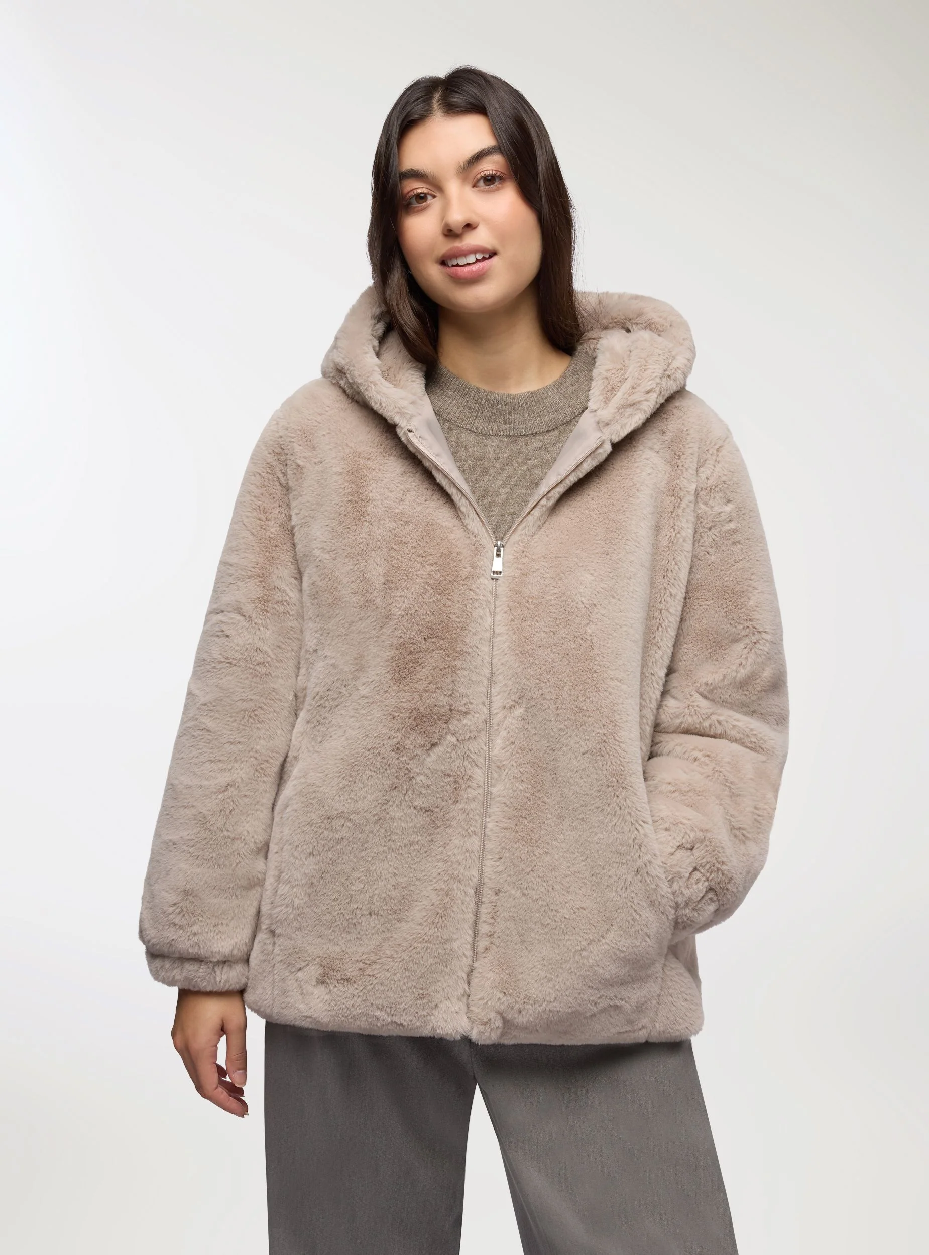 Cappotto corto in similpelliccia con cappuccio - Image 2