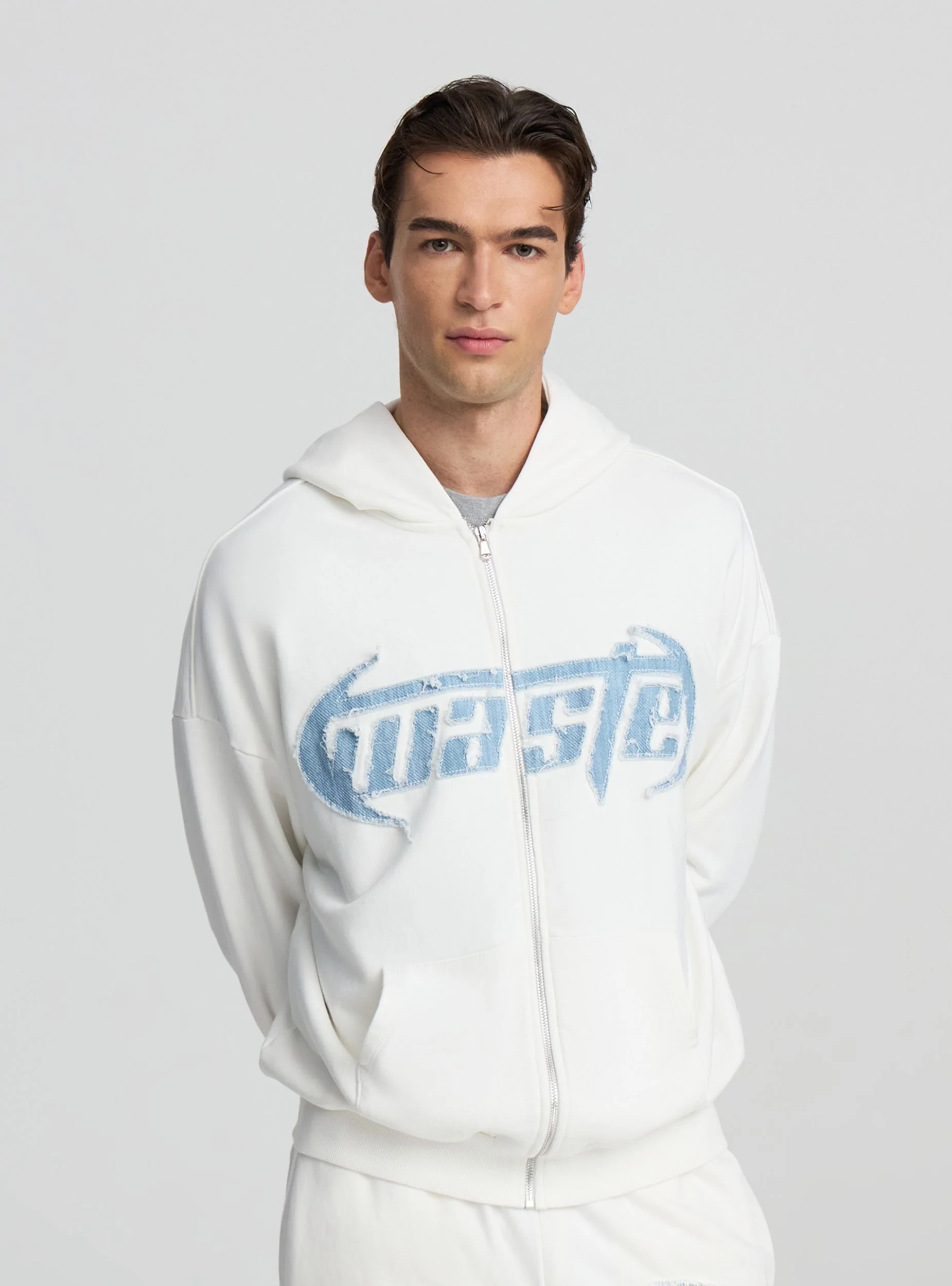 Felpa boxy con cappuccio con patch - Image 3
