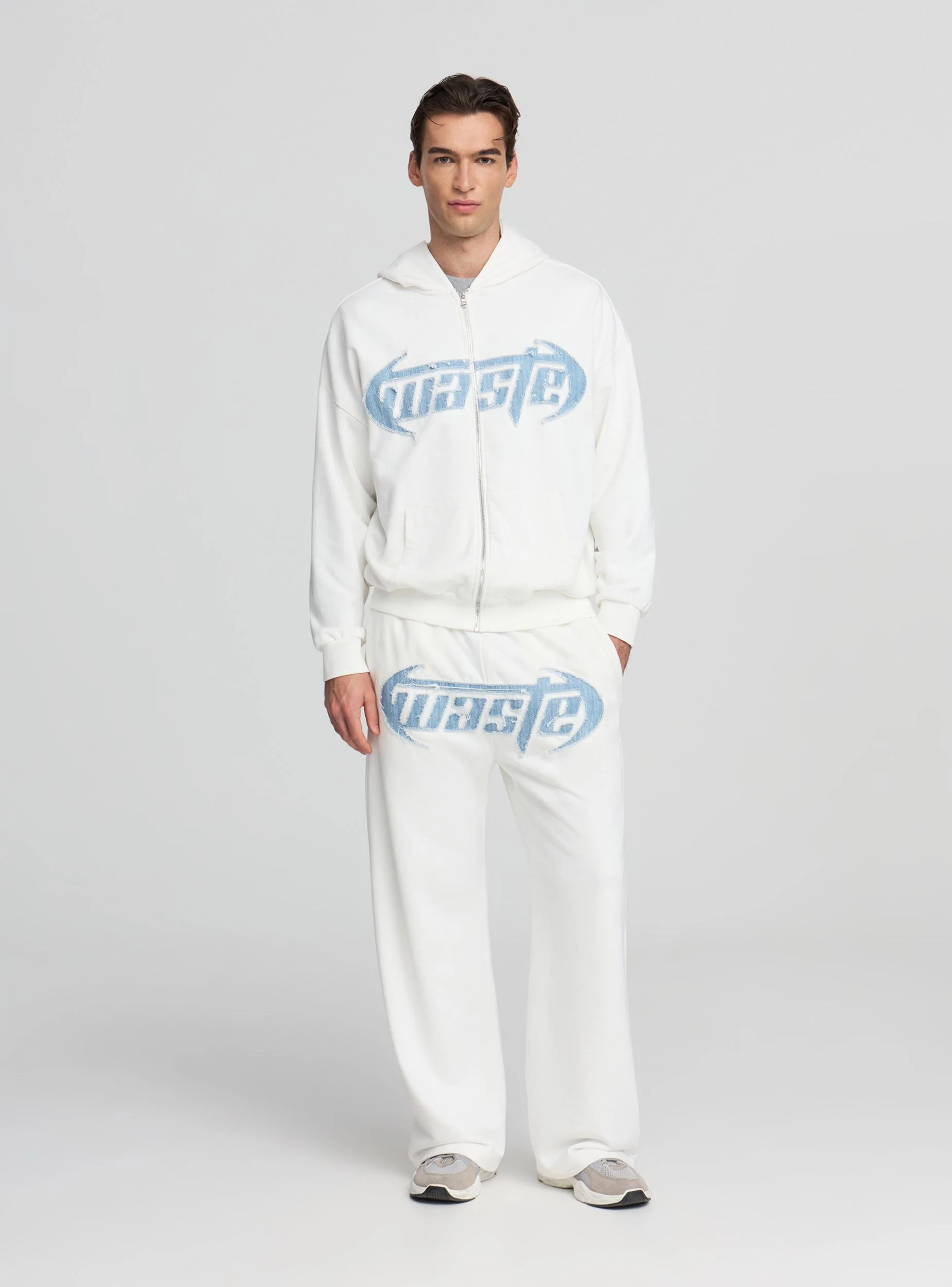 Felpa boxy con cappuccio con patch - Image 4