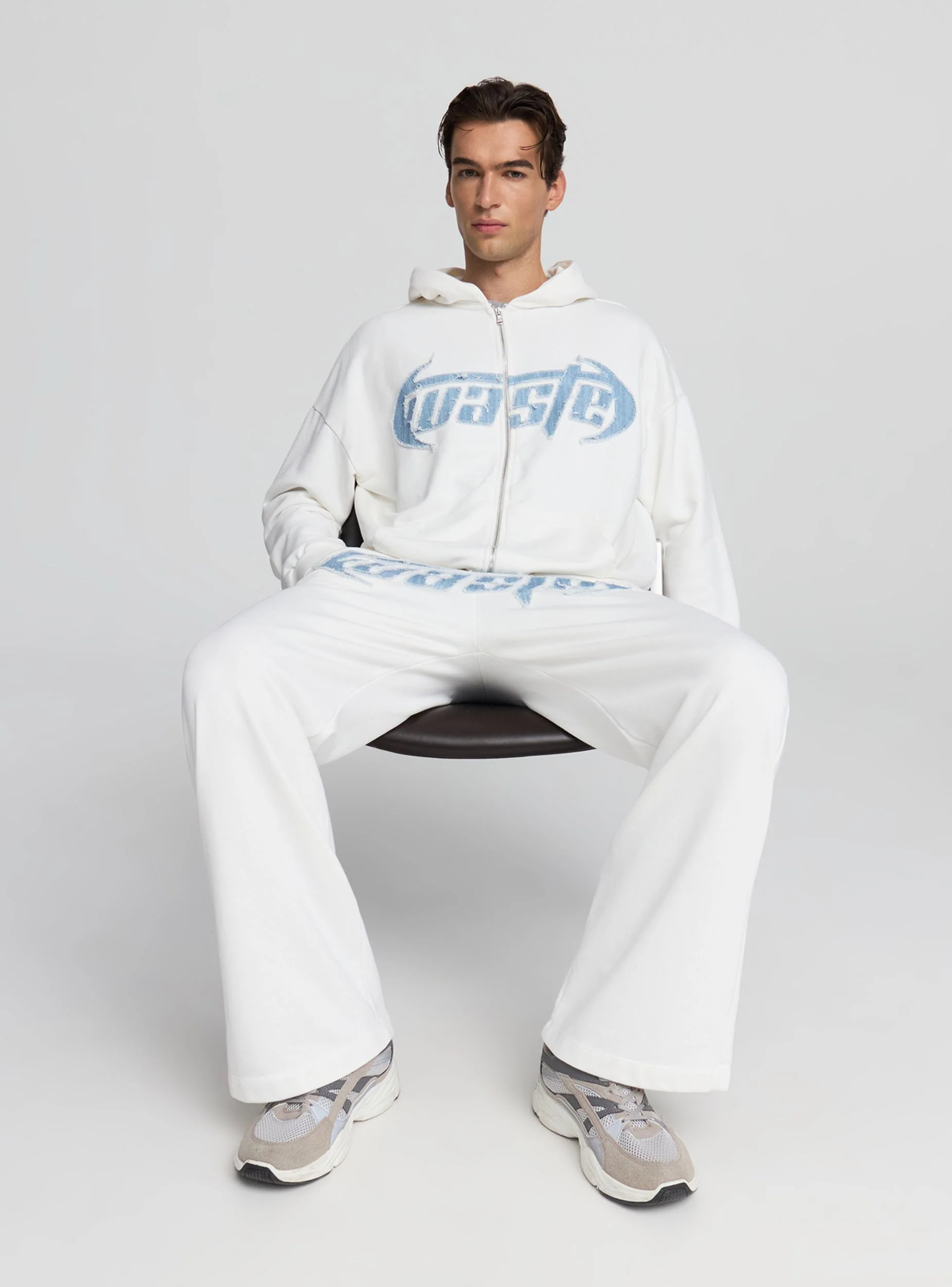 Felpa boxy con cappuccio con patch - Image 8