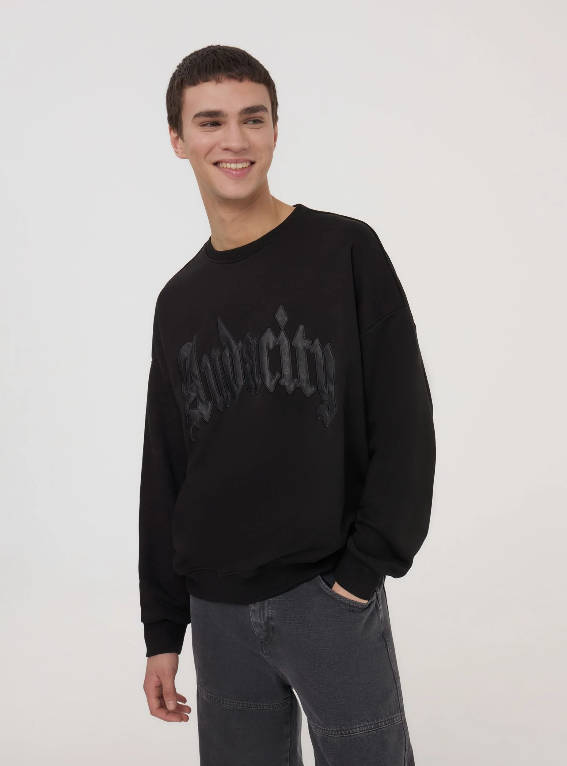 Felpa boxy fit senza cappuccio scritta similpelle - Image 7