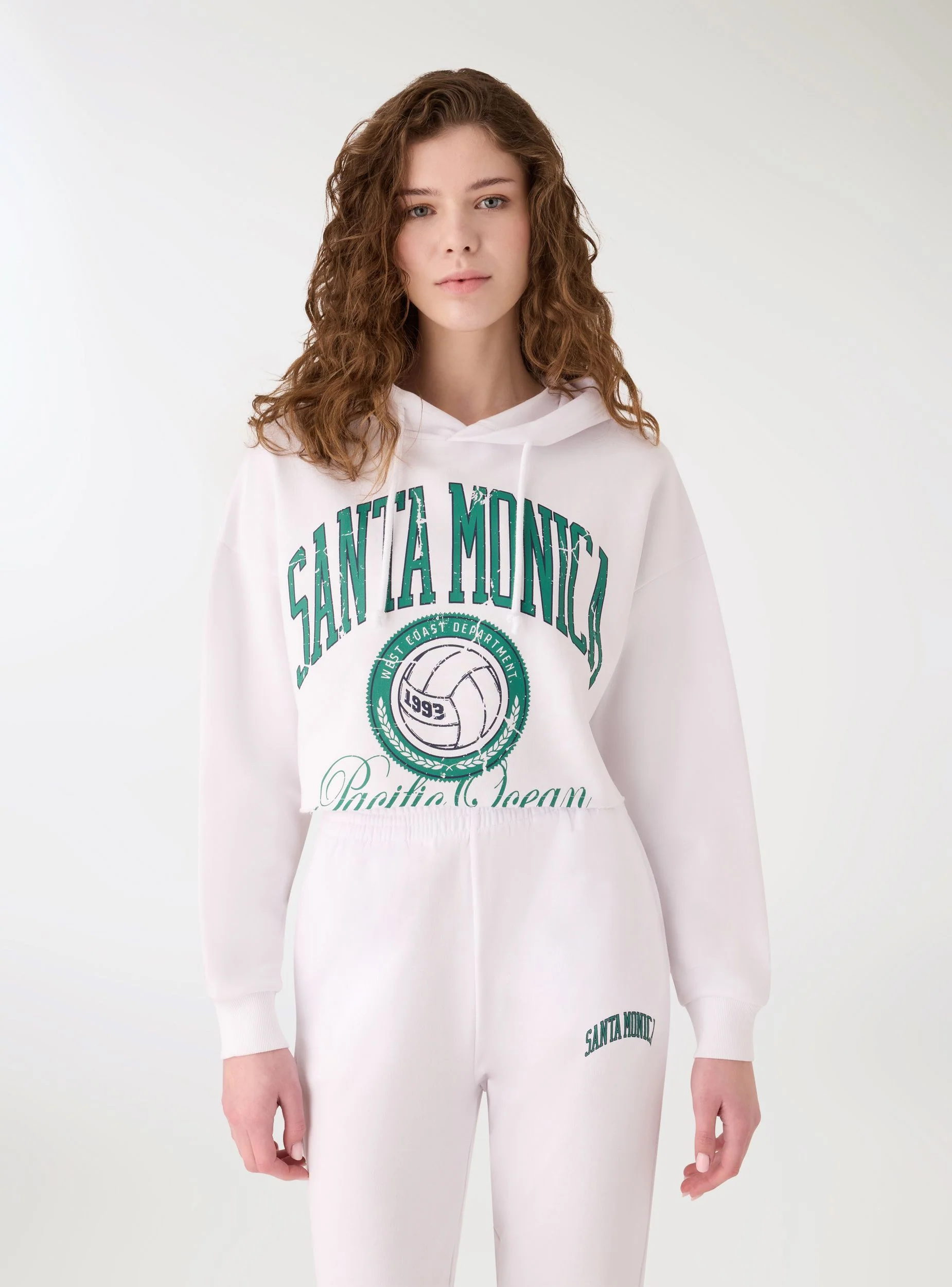 Felpa crop con cappuccio e stampa college