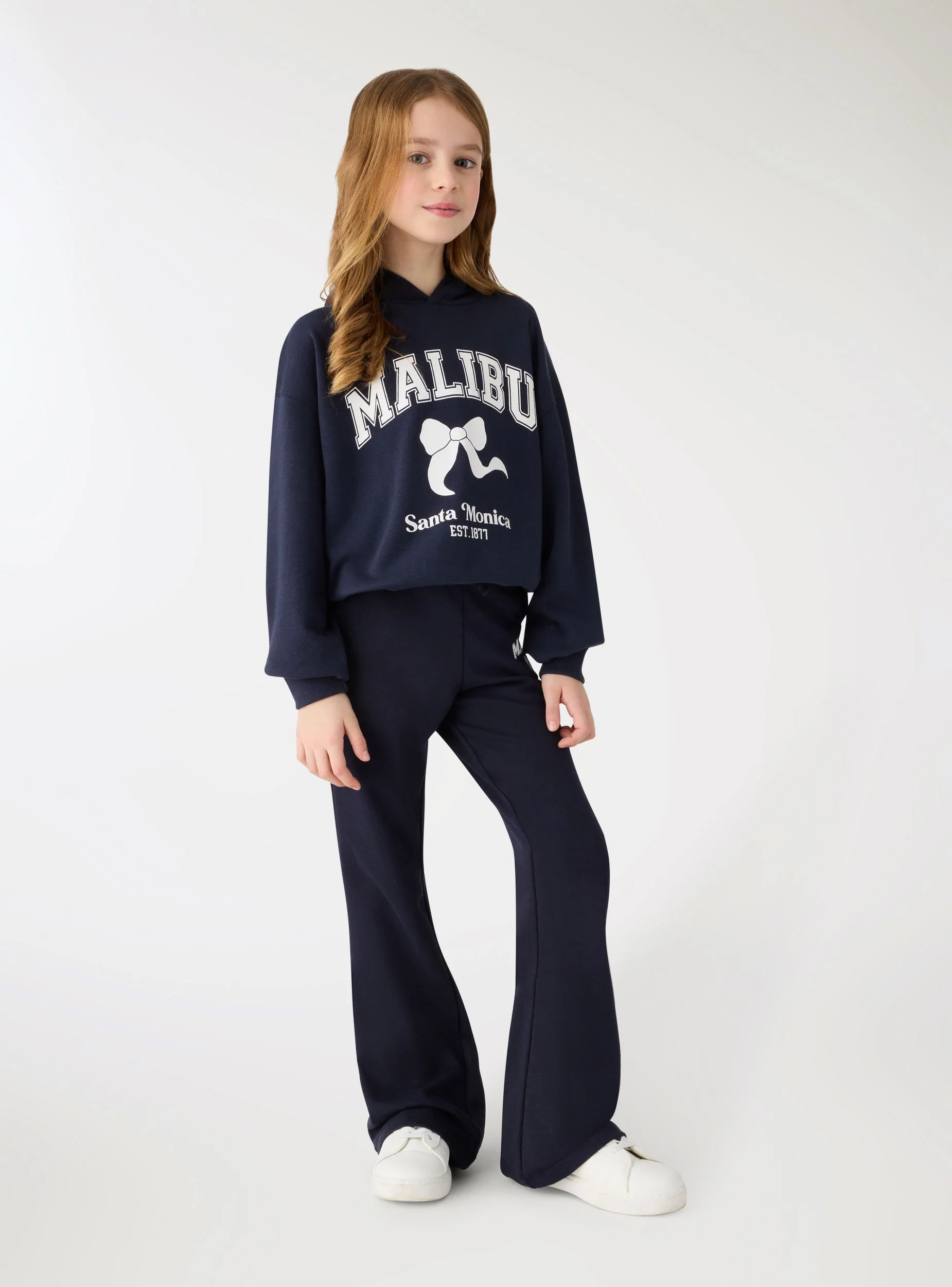 Felpa crop con cappuccio e stampa college - Image 2