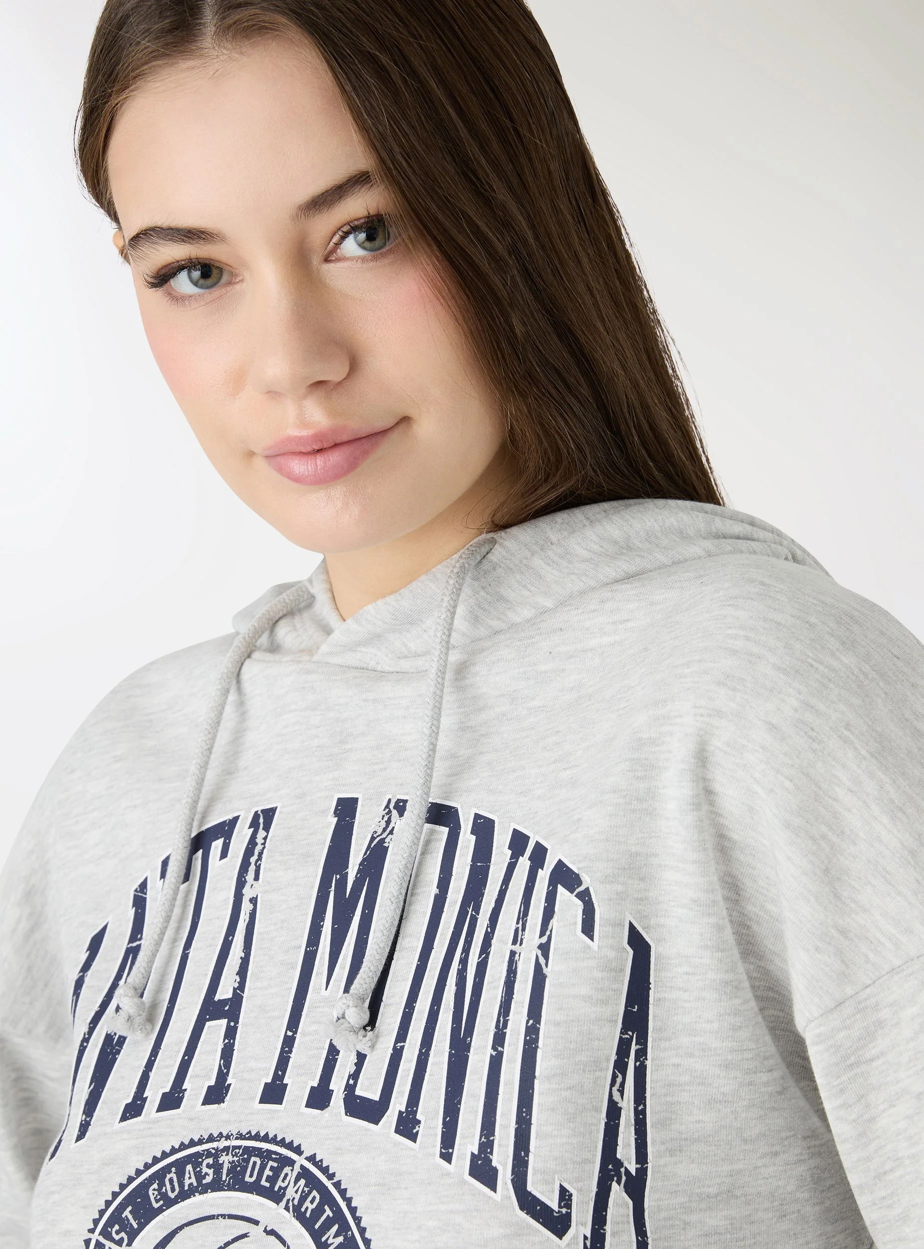 Felpa crop con cappuccio e stampa college