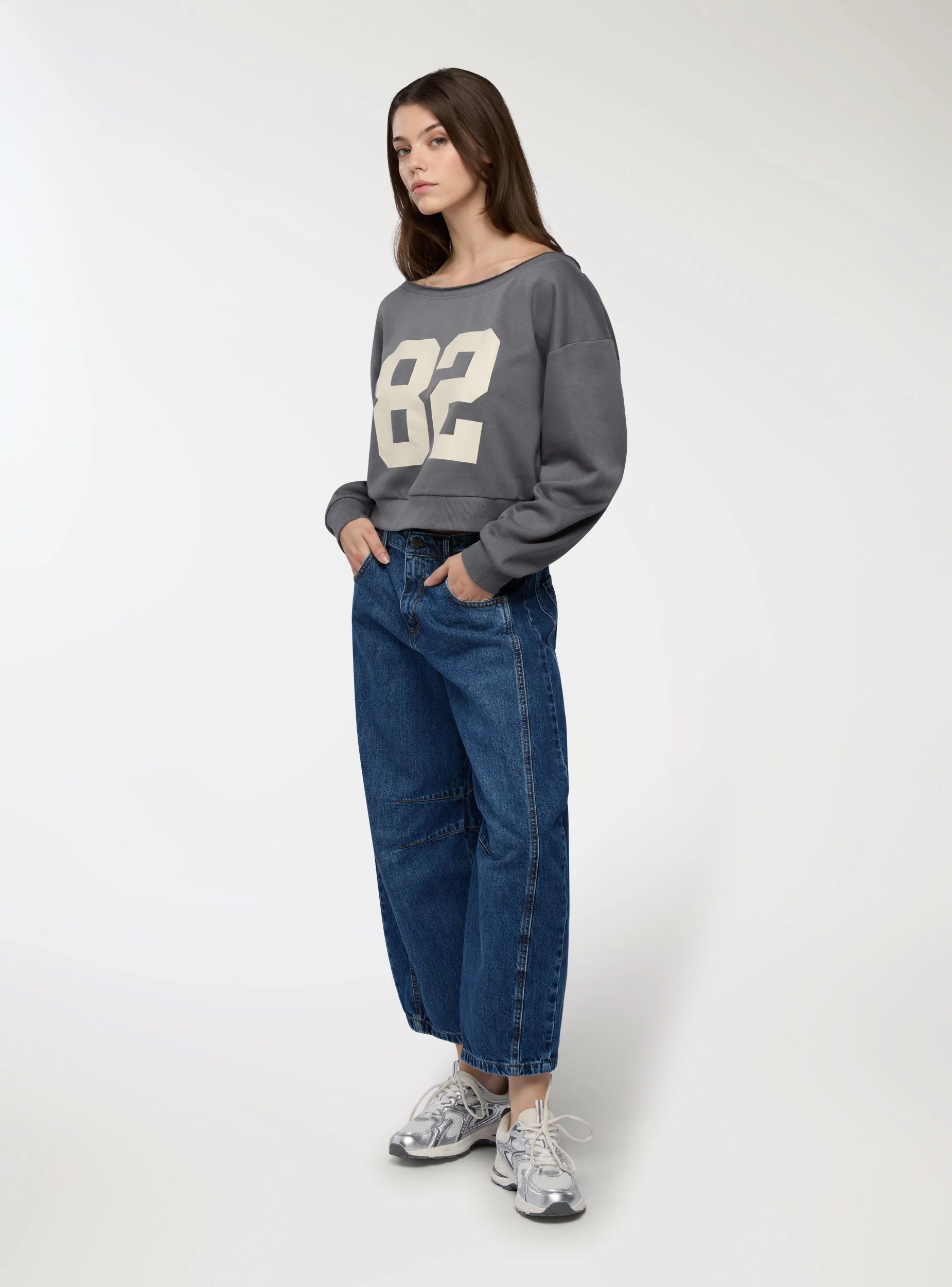 Felpa crop con spalle scoperte e numero - Image 4