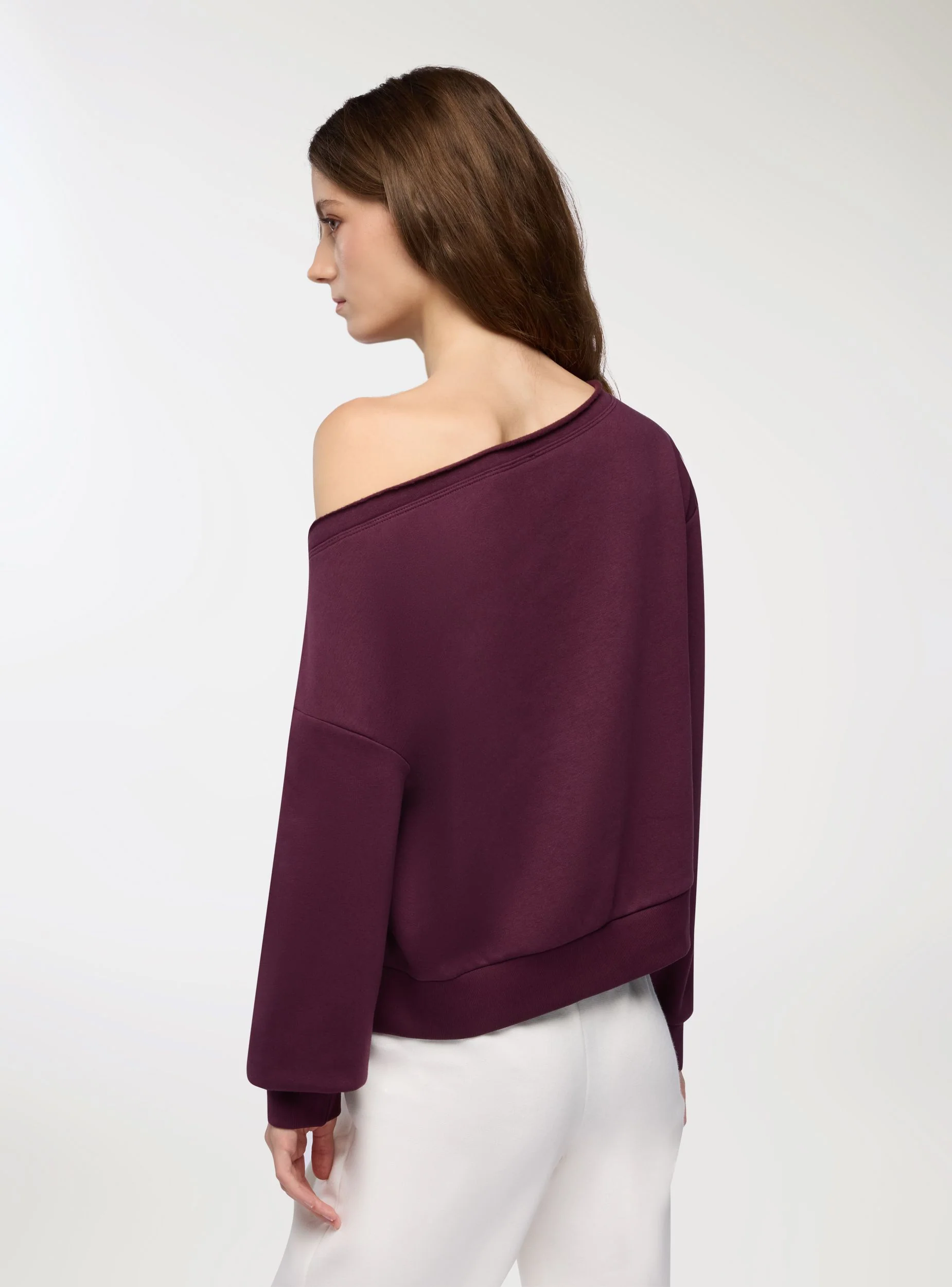 Felpa crop con spalle scoperte e numero