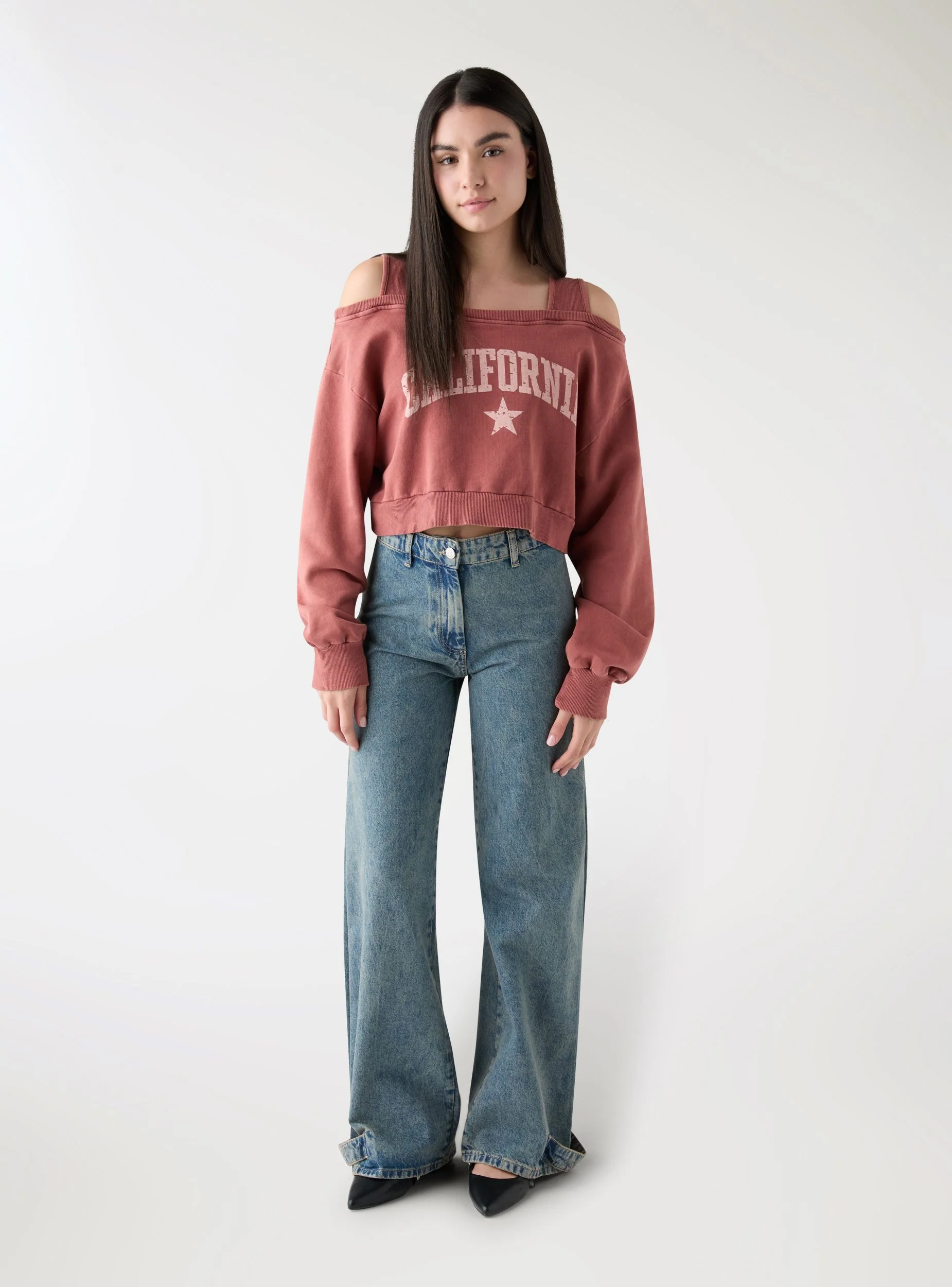Felpa crop spalle scoperte con scritta