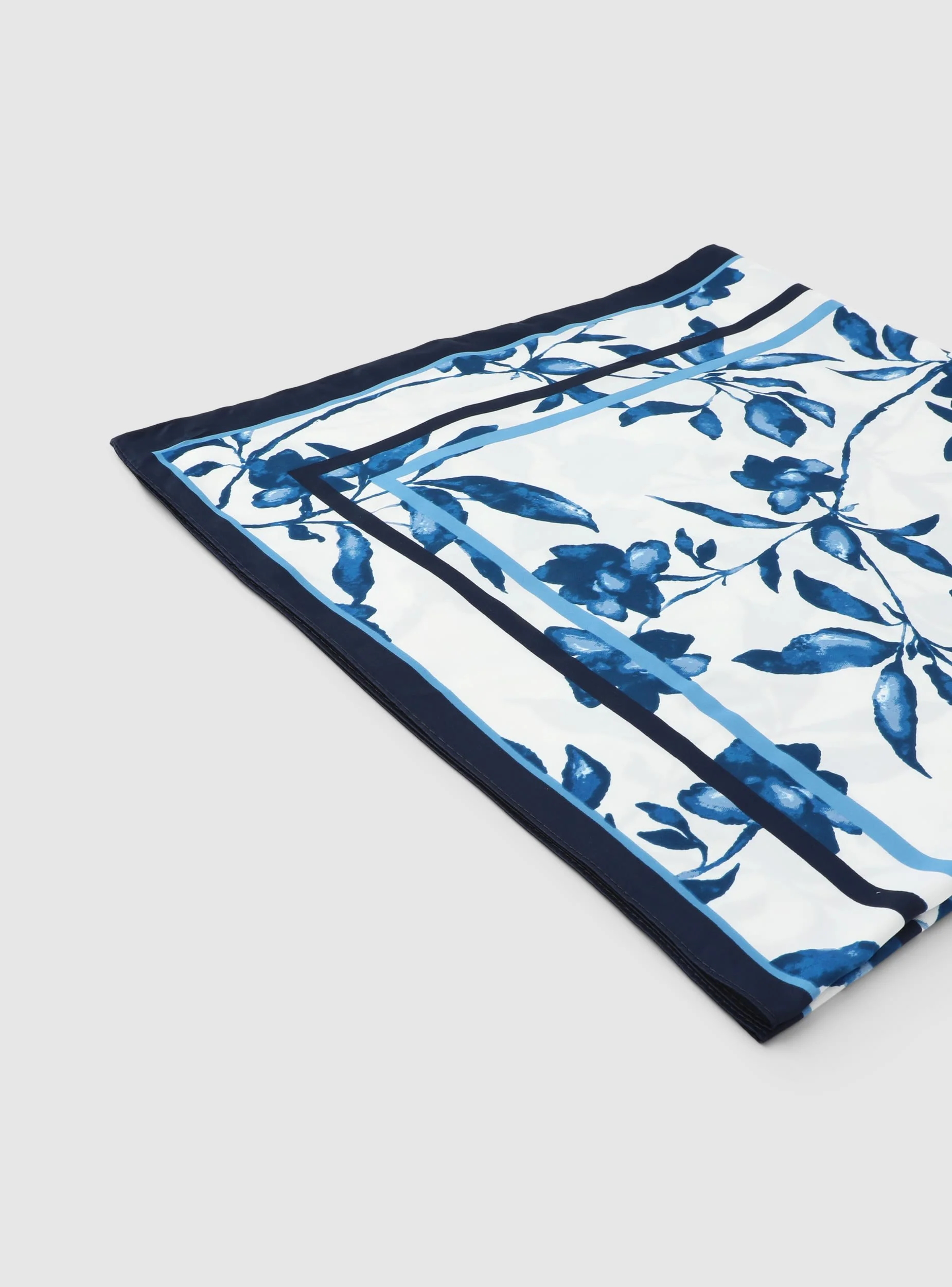 Foulard con stampa fiori - Image 2