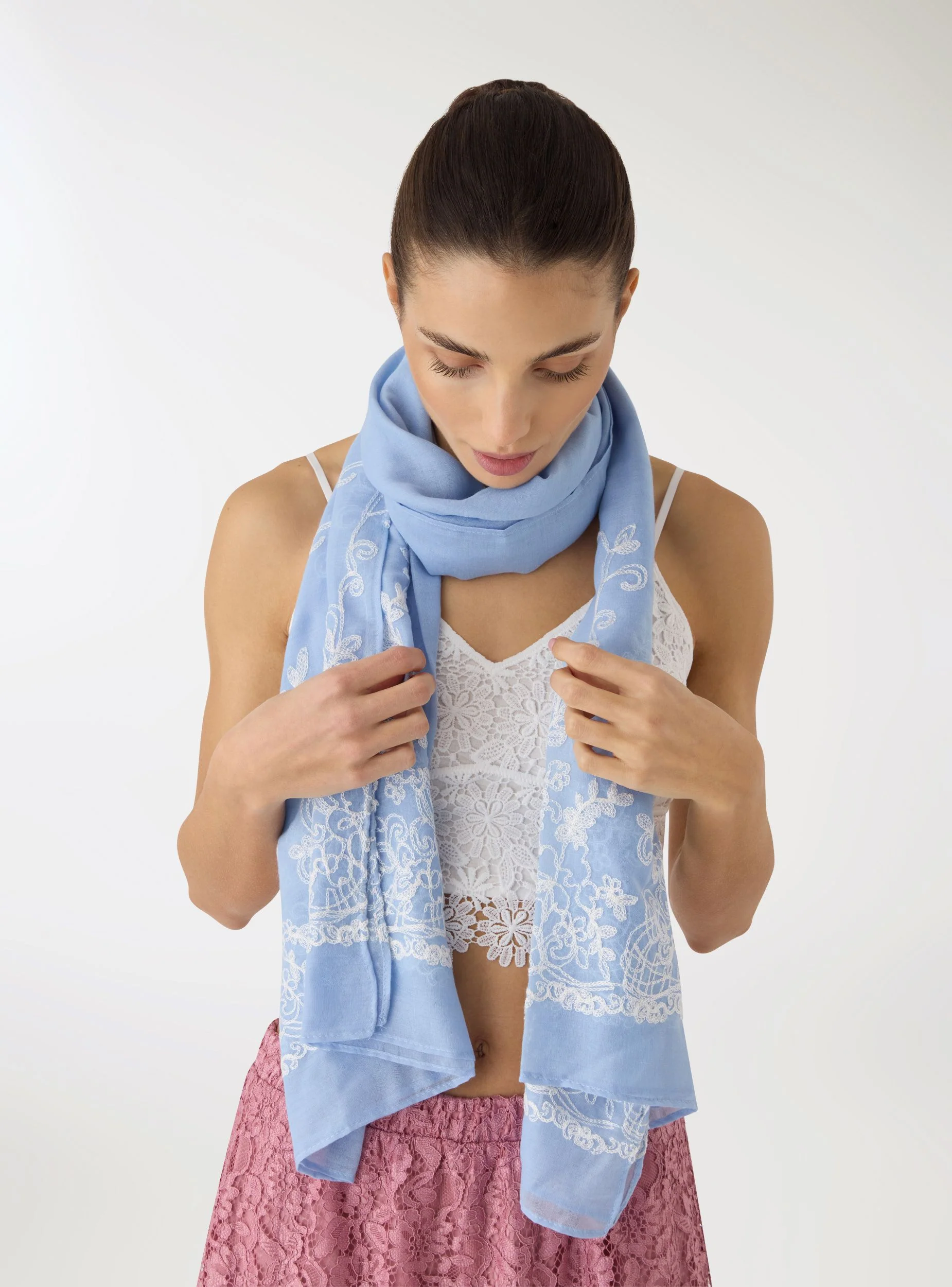 Foulard/pareo con ricamo floreale