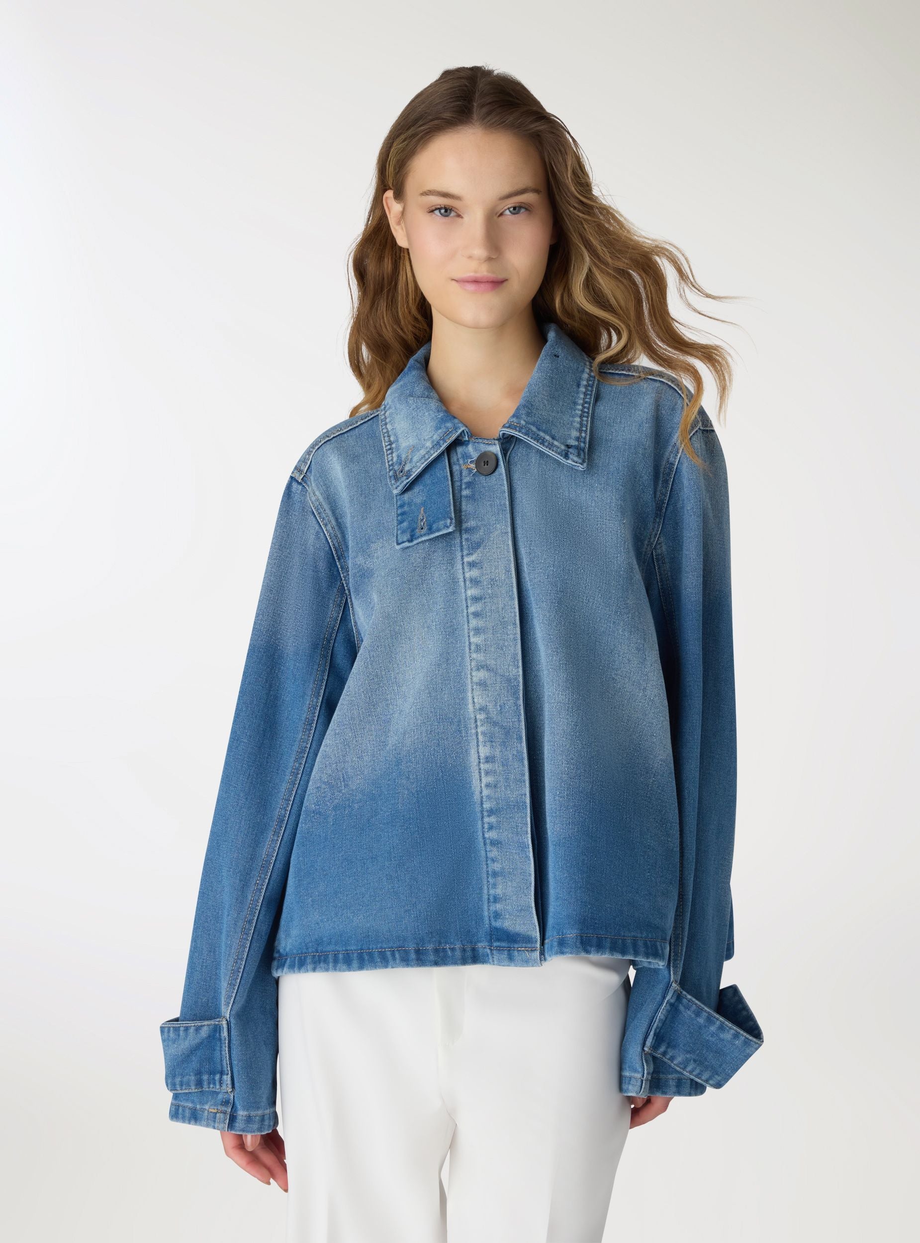 Giacca denim con collo ampio e bottoni nascosti - Image 2