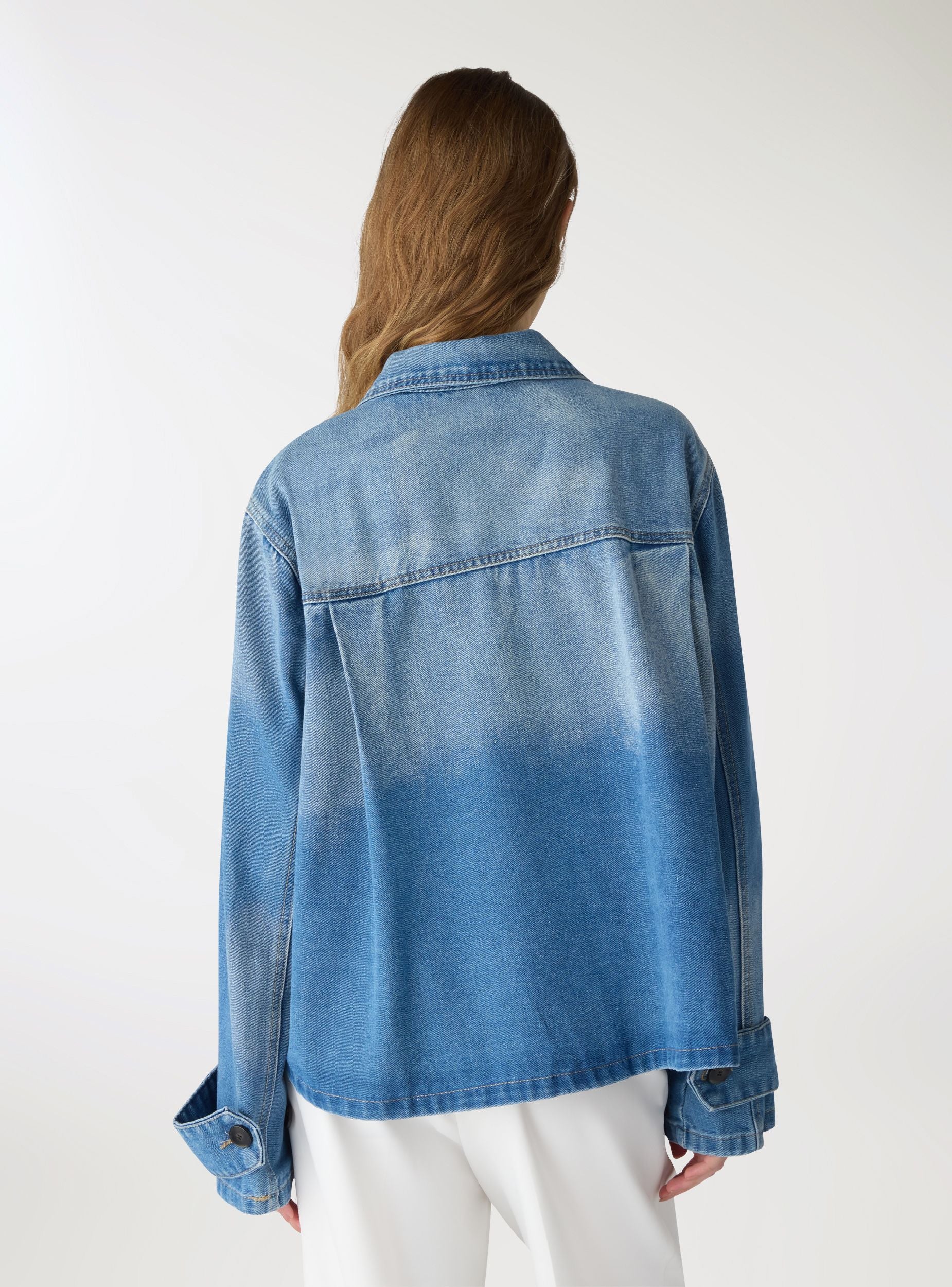 Giacca denim con collo ampio e bottoni nascosti - Image 3
